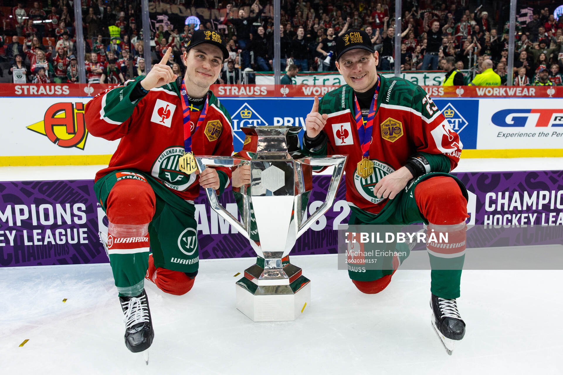 Jere Innala and Arttu Ruotsalainen of Frölunda  celebrate