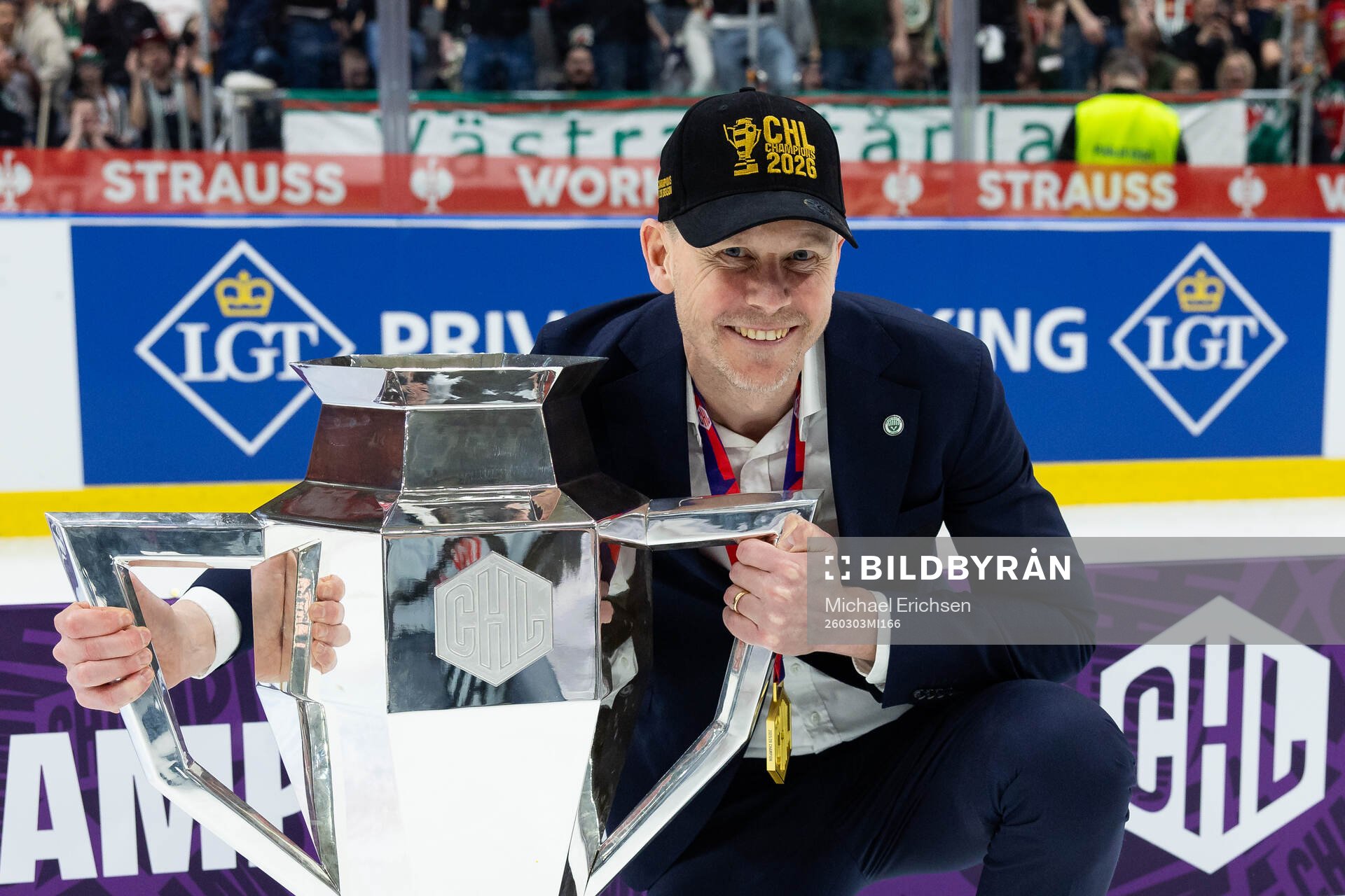 Coach Robert Ohlsson of Frölunda celebrate with the trophy