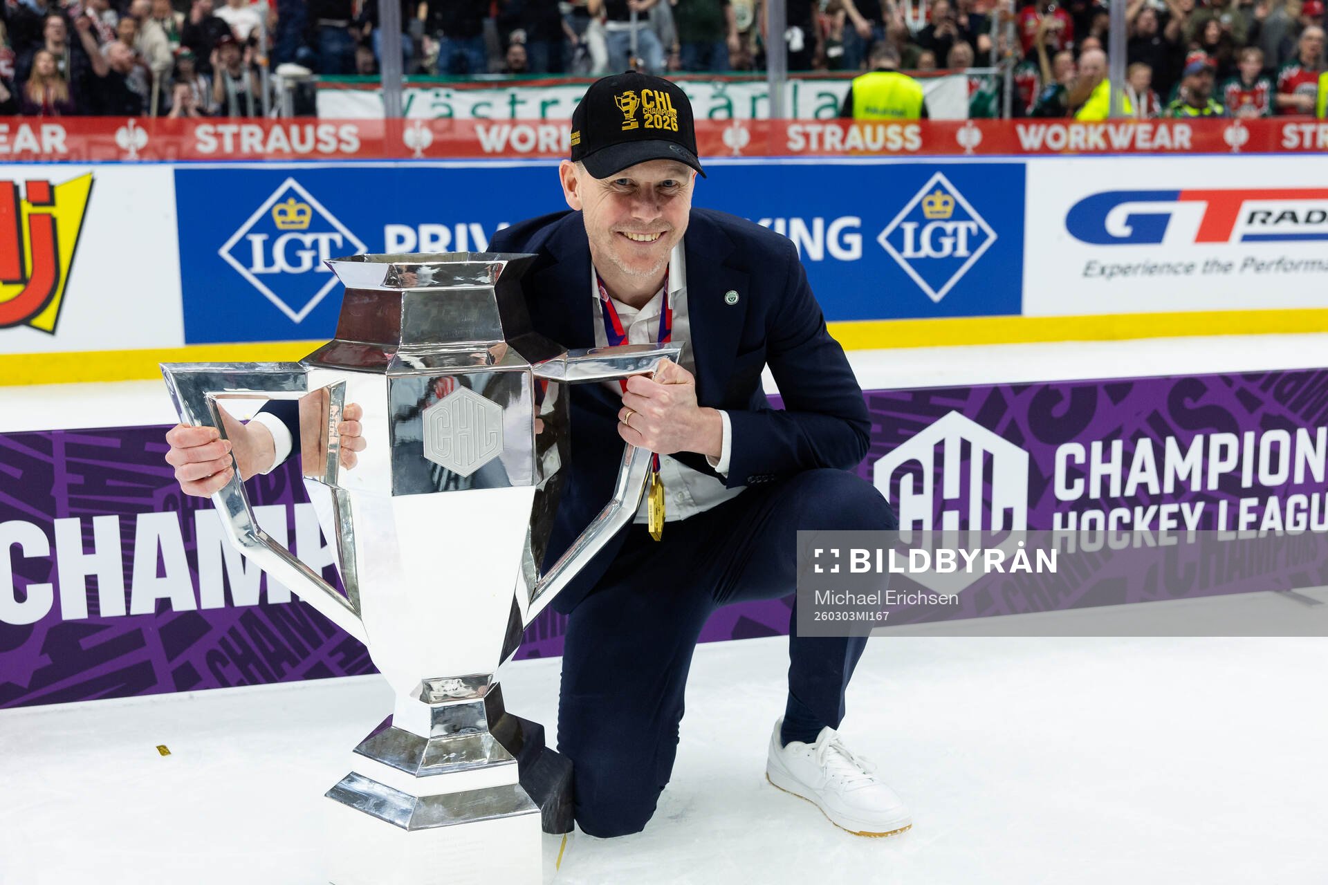 Coach Robert Ohlsson of Frölunda celebrate with the trophy