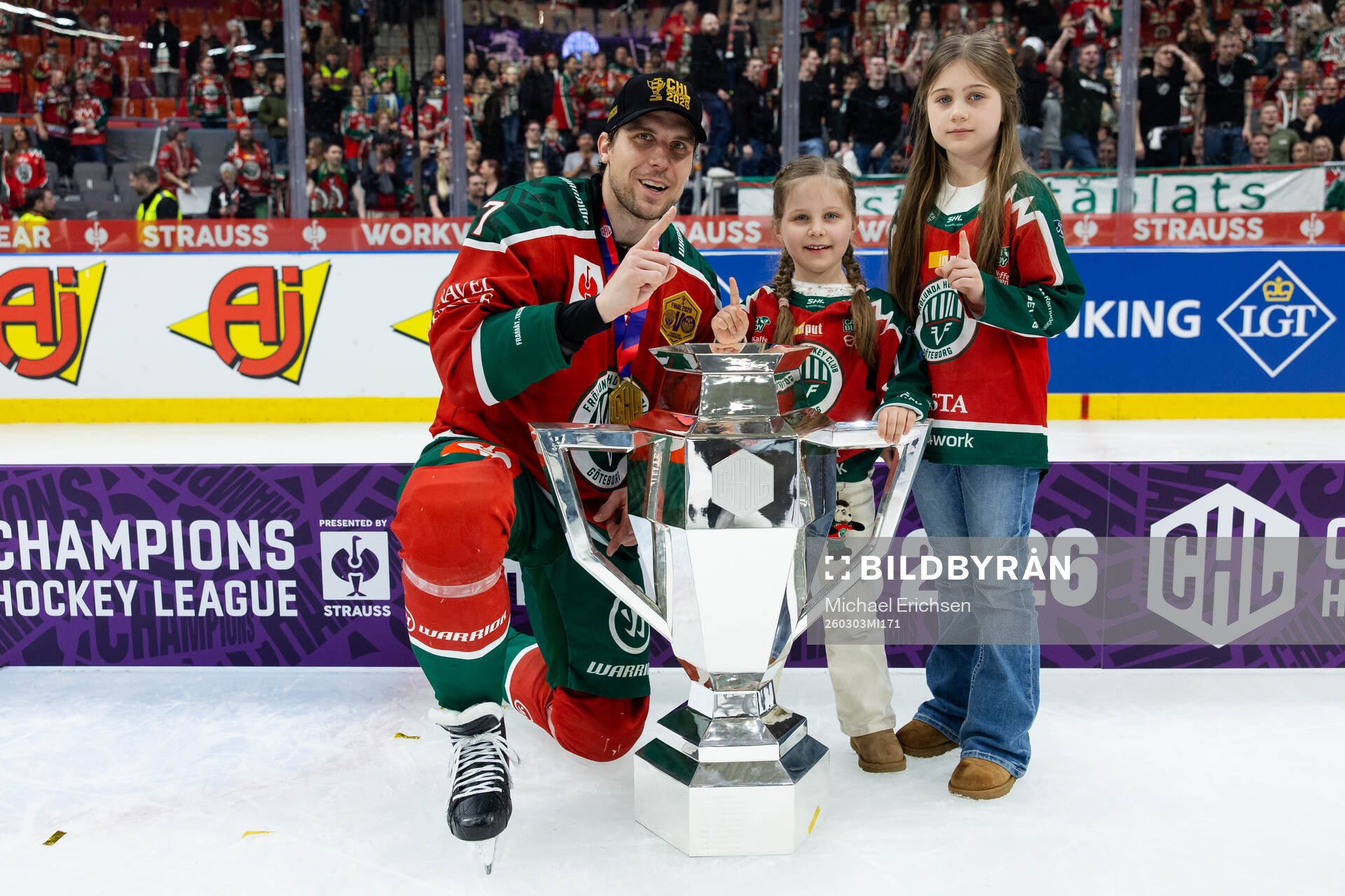 Henrik Tömmernes of Frölunda and his kids celebrate with