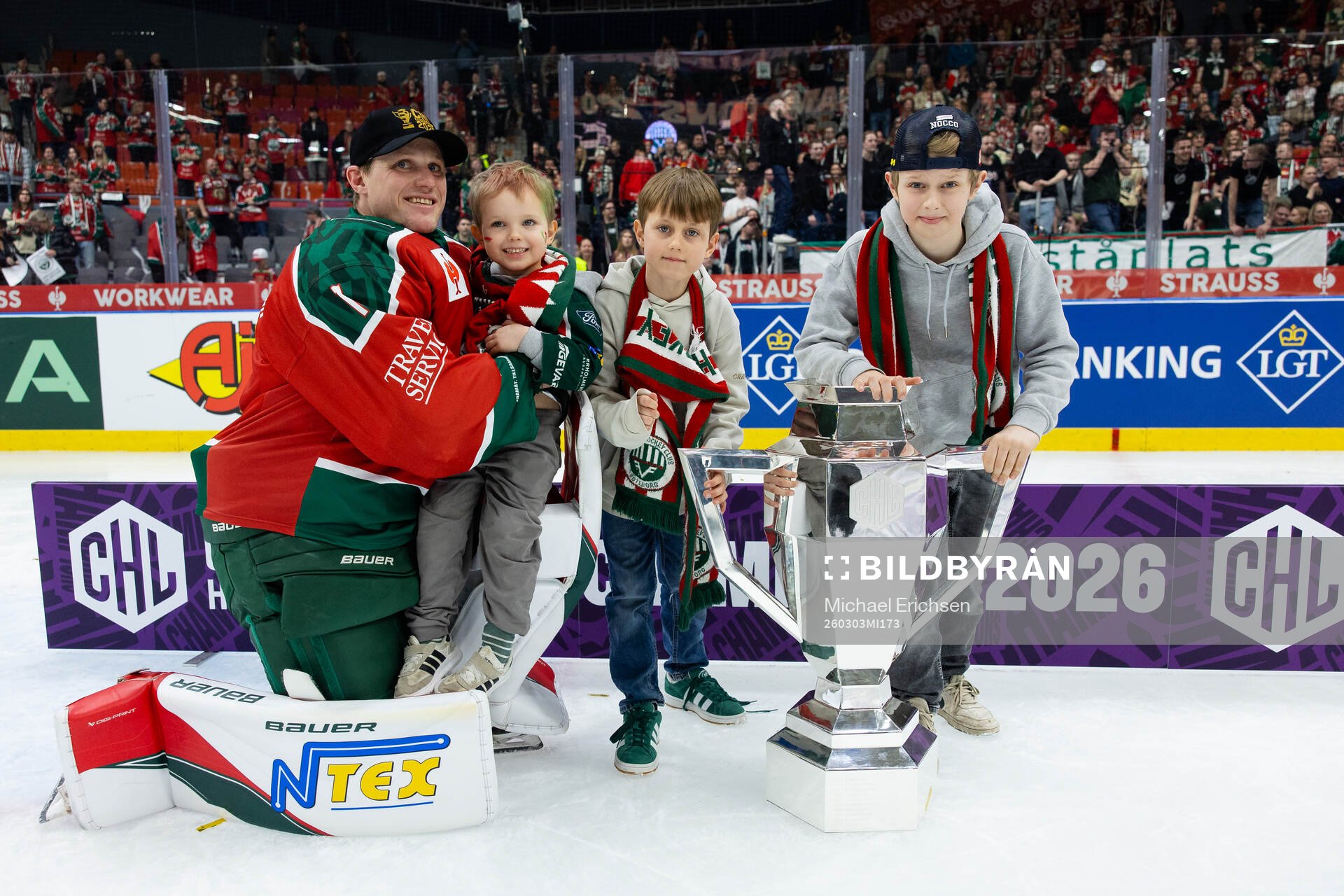 Goaltender Lars Johansson of Frölunda and his kids
