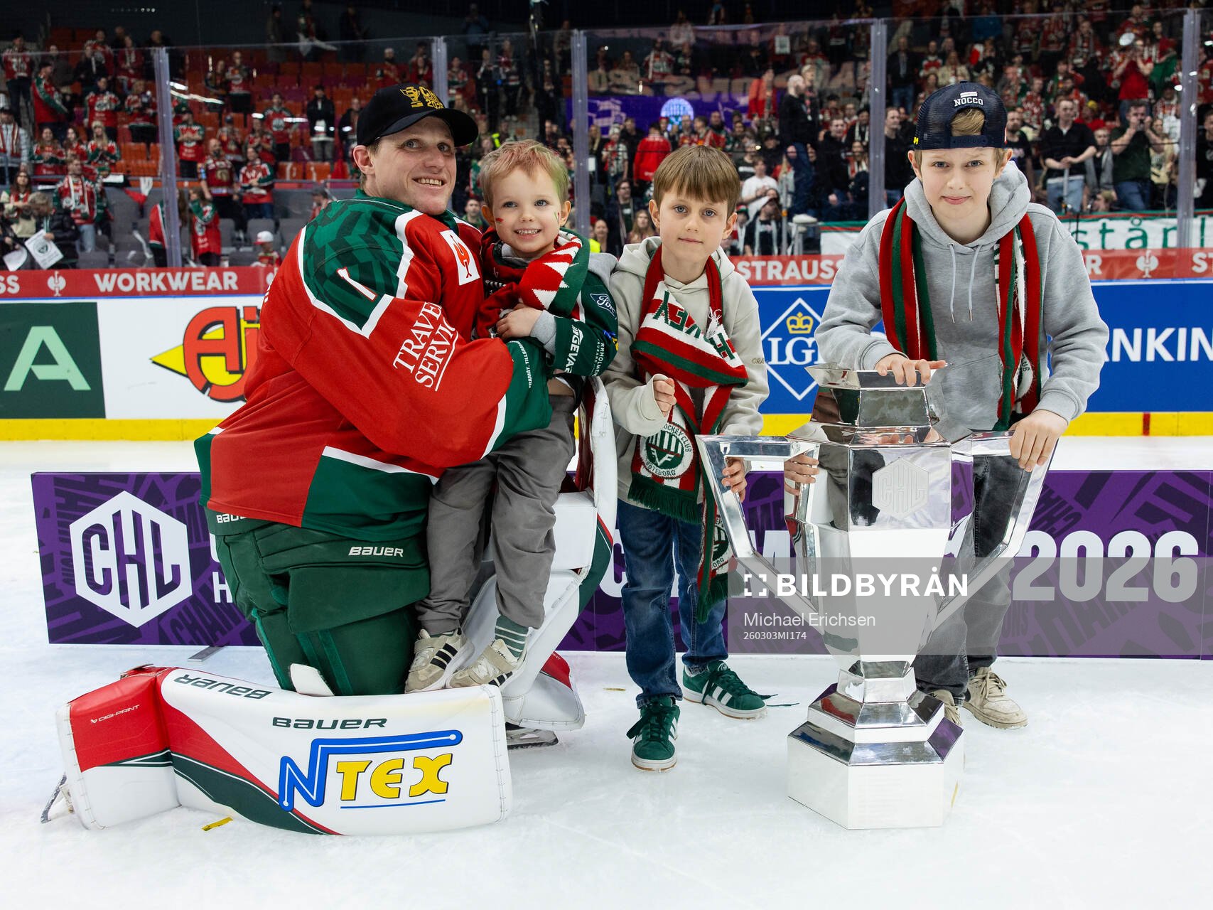 Goaltender Lars Johansson of Frölunda and his kids
