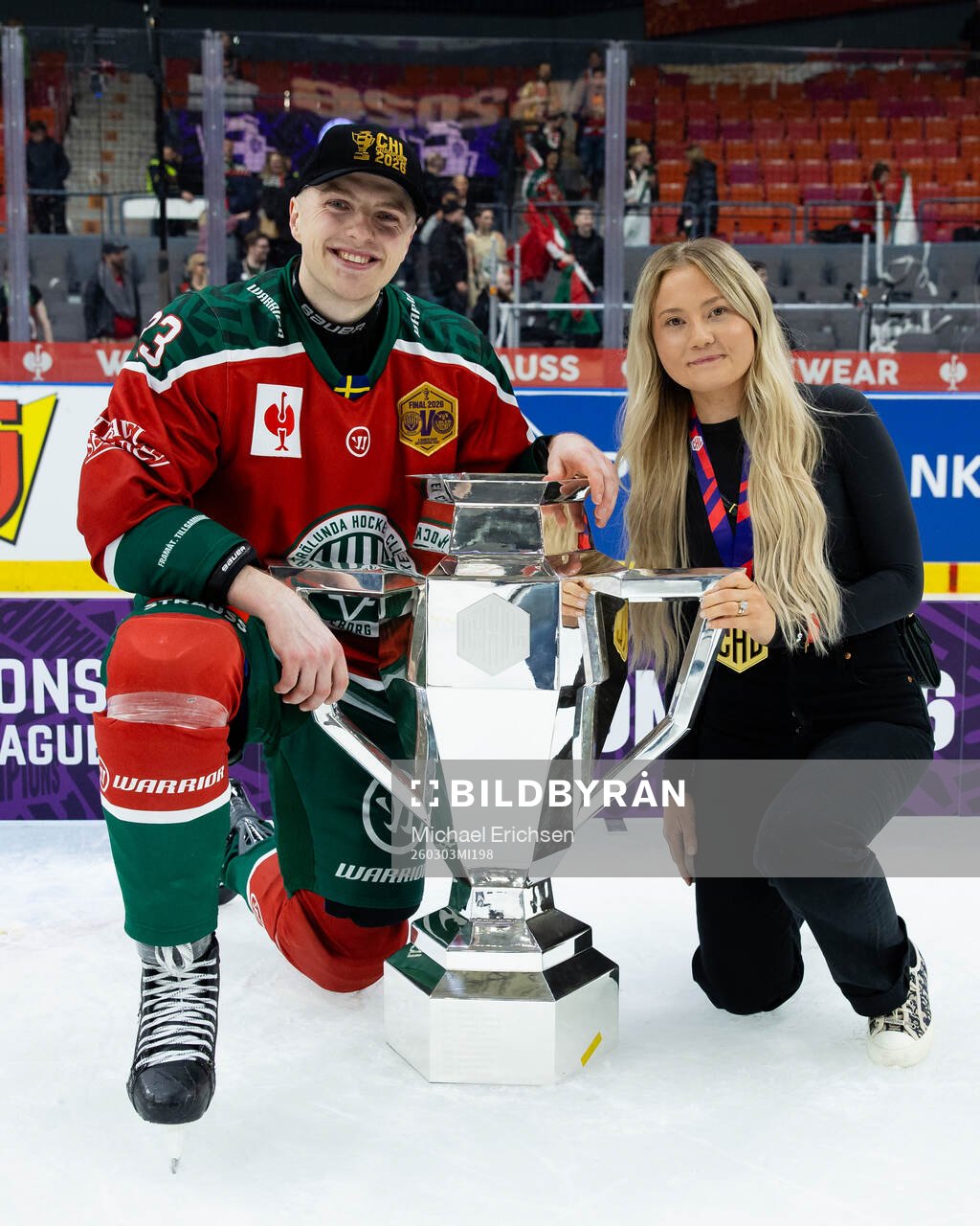 Linus Högberg of Frölunda and his fiancée celebrate with