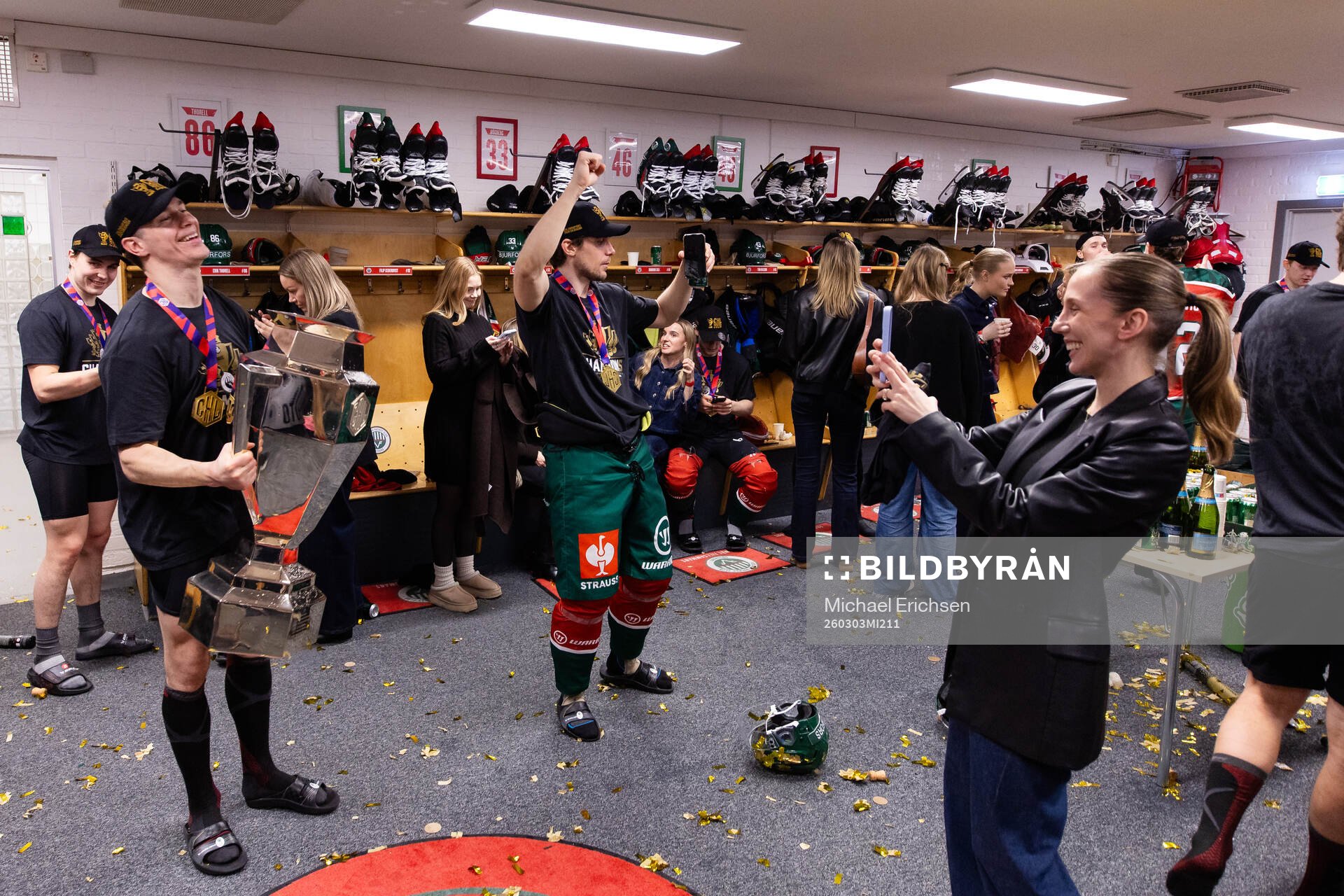 Tom Nilsson and Henrik Tömmernes of Frölunda celebrate