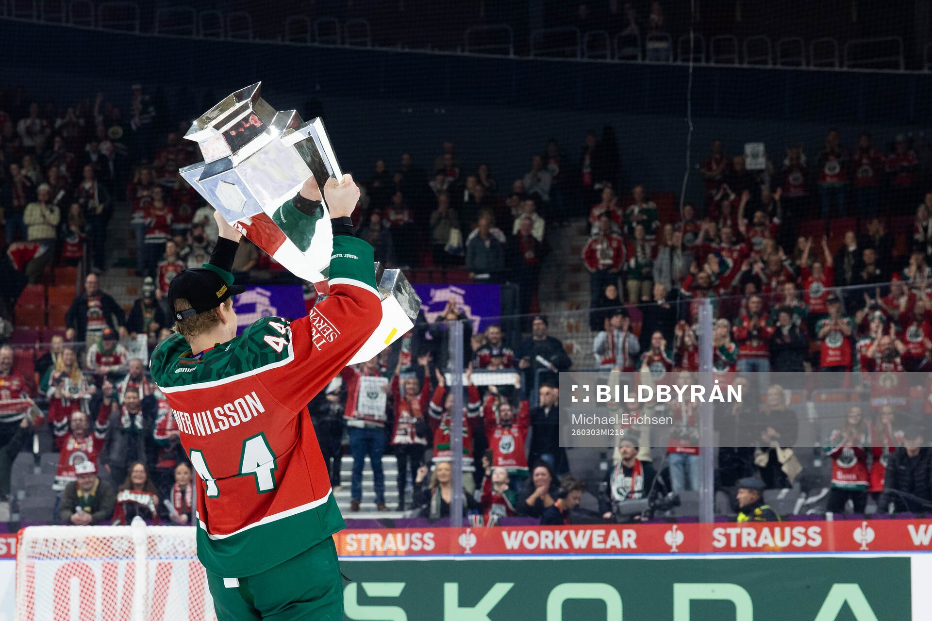 Noah Dower Nilsson of Frölunda celebrates with the trophy