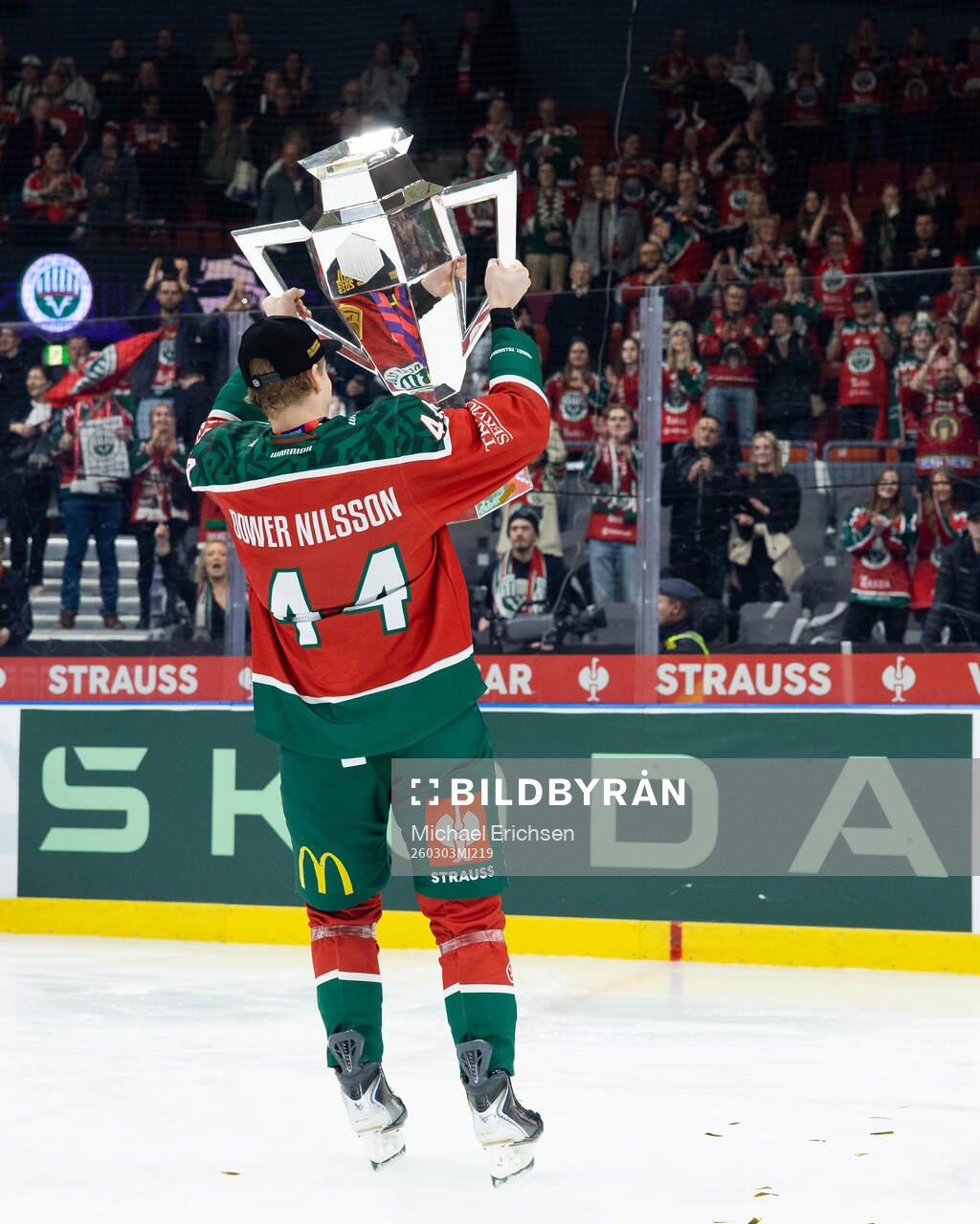 Noah Dower Nilsson of Frölunda celebrates with the trophy