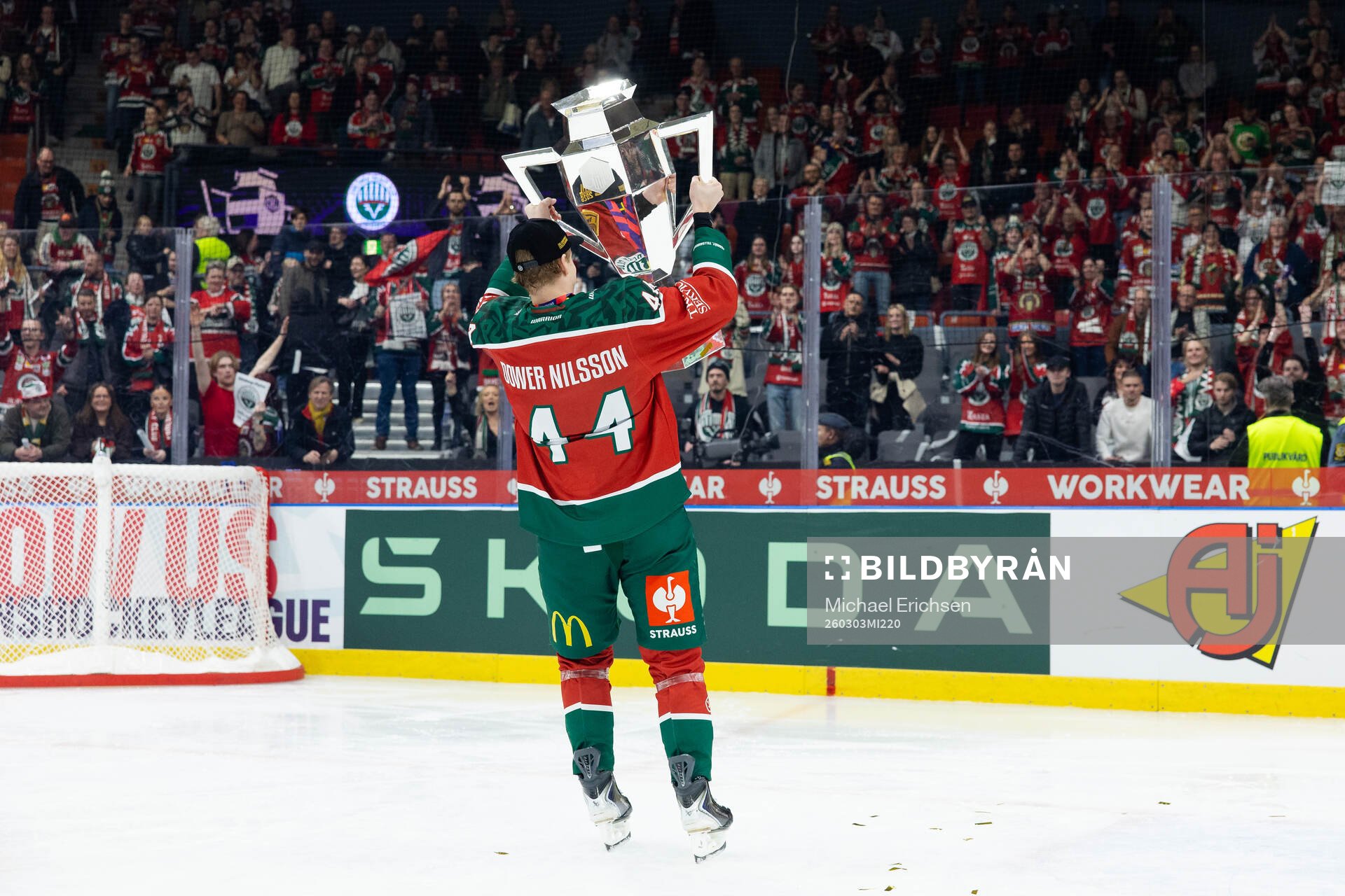 Noah Dower Nilsson of Frölunda celebrates with the trophy