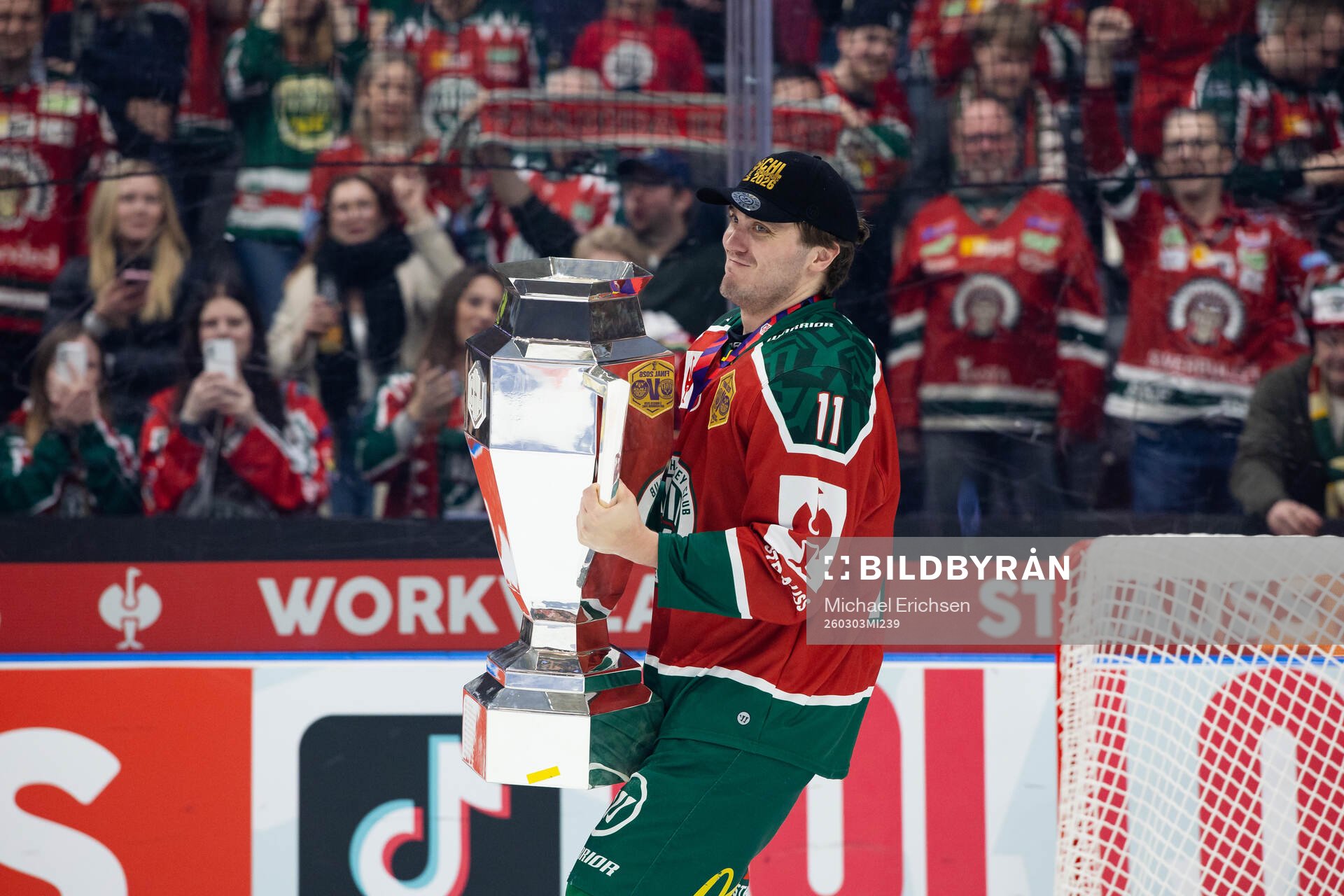 Max Lindholm of Frölunda celebrates with the trophy