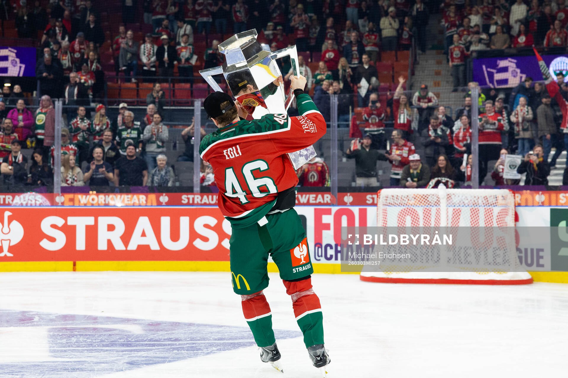 Dominik Egli of Frölunda celebrates with the trophy