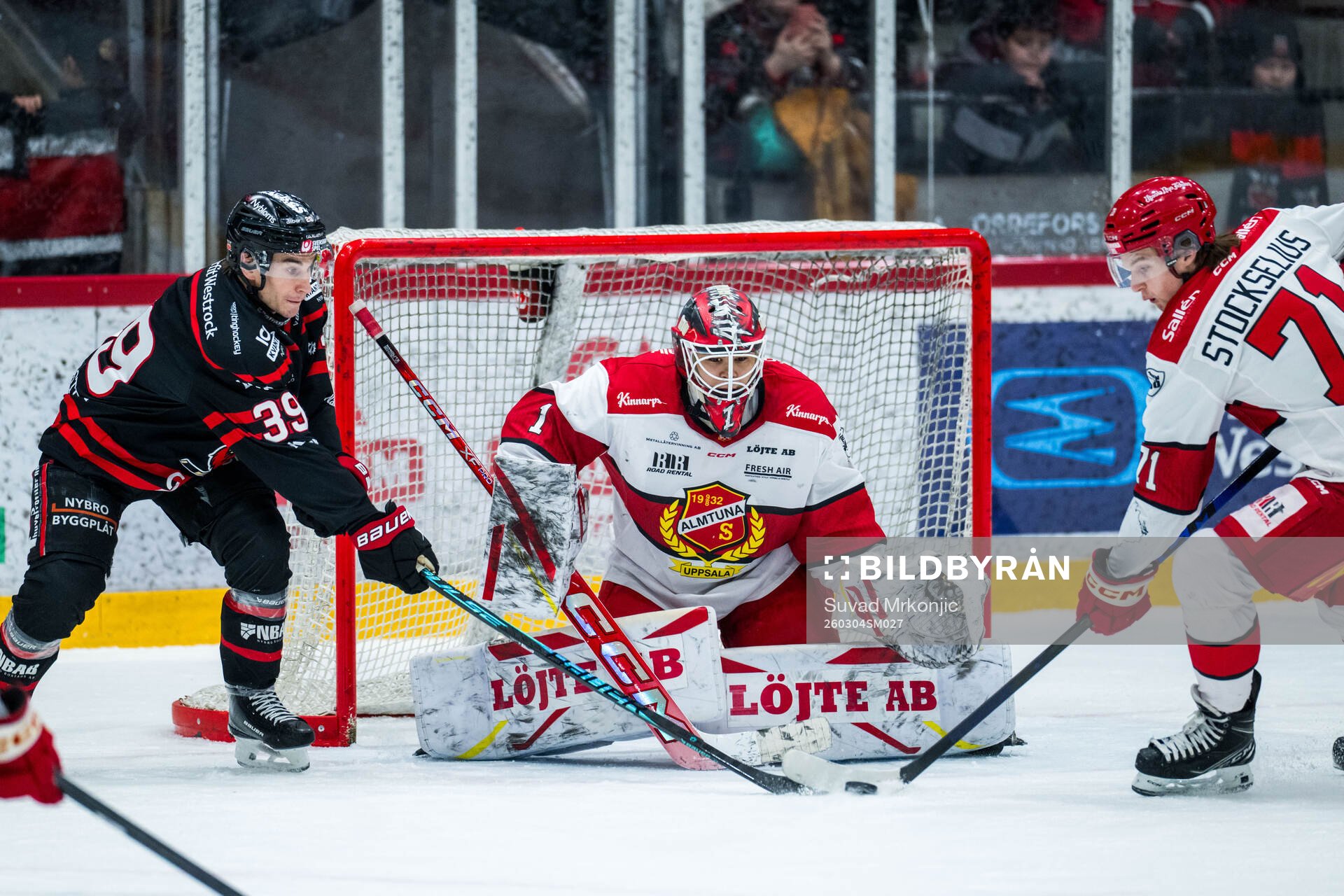 Nybros Juho Liuksiala och Almtunas målvakt Herman Liv och