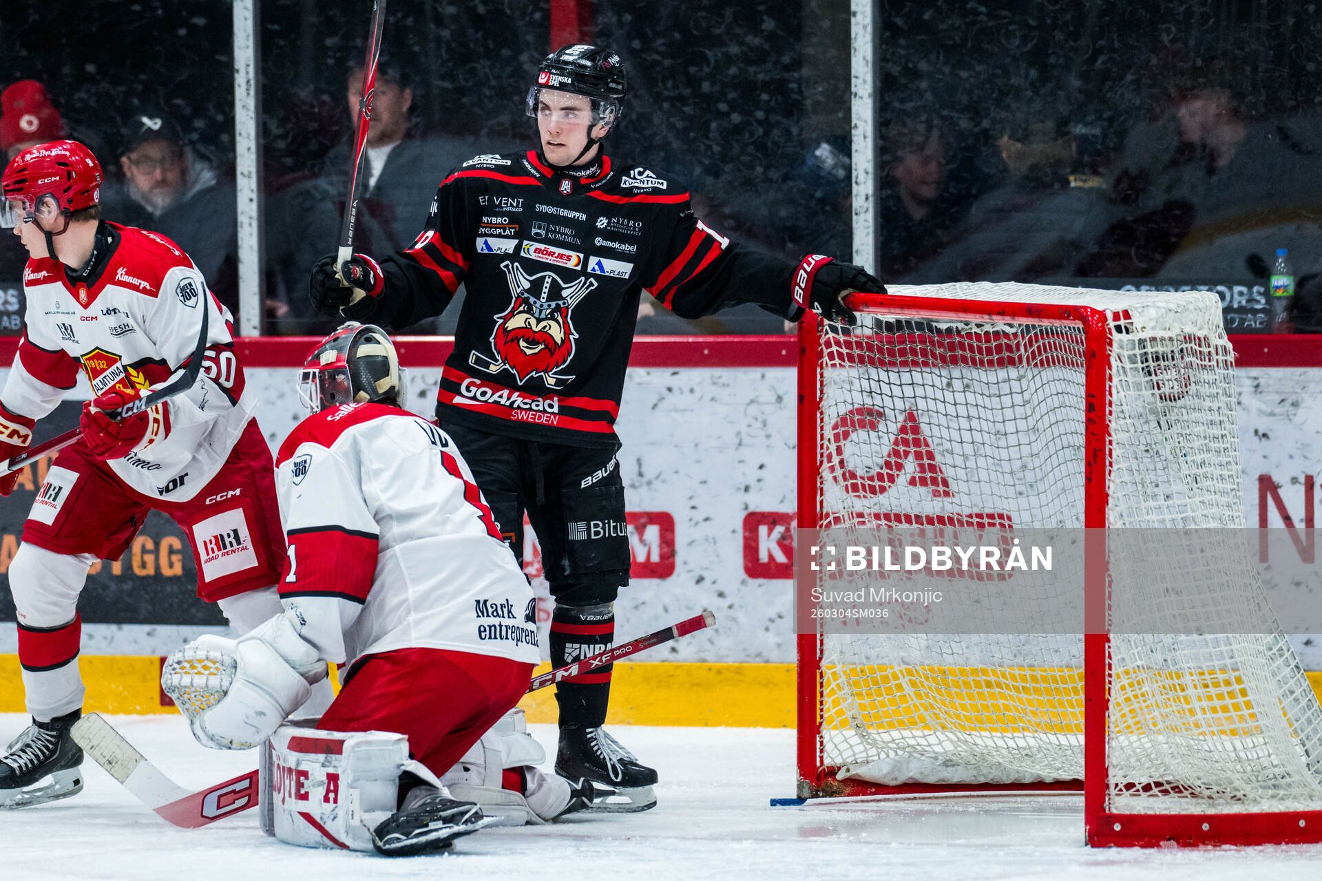 Almtunas målvakt Herman Liv och Nybros Elias Stenman