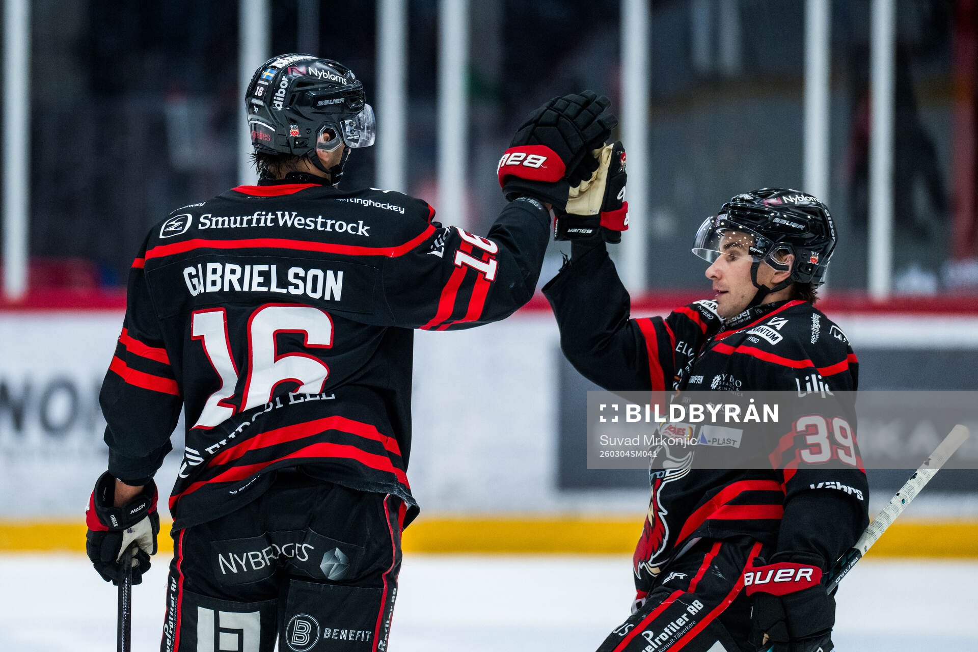 Nybros Hugo Gabrielson jublar och Juho Liuksiala jublar