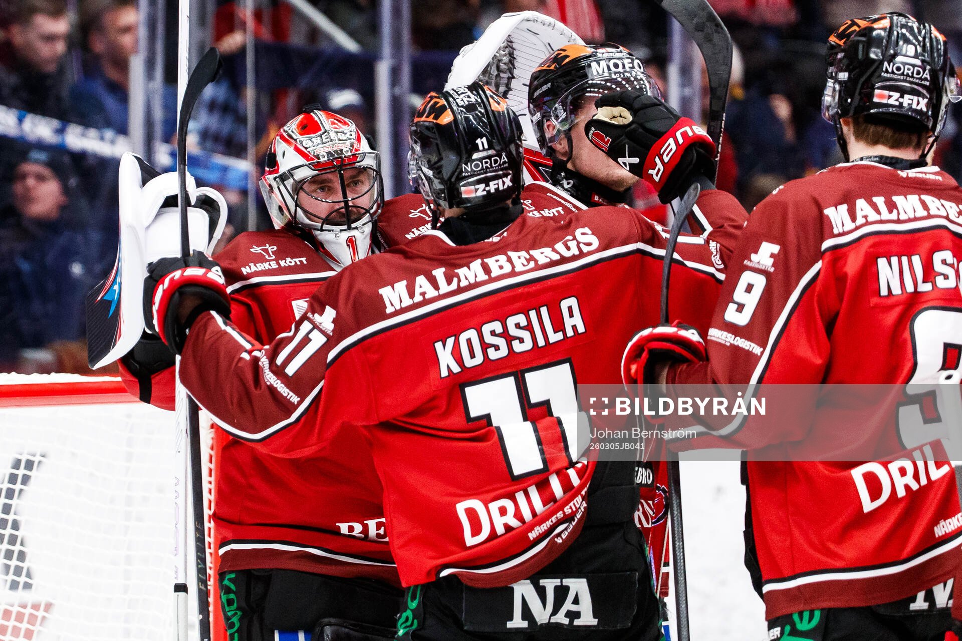 Örebros målvakt Jhonas Enroth och Kalle Kossila jublar