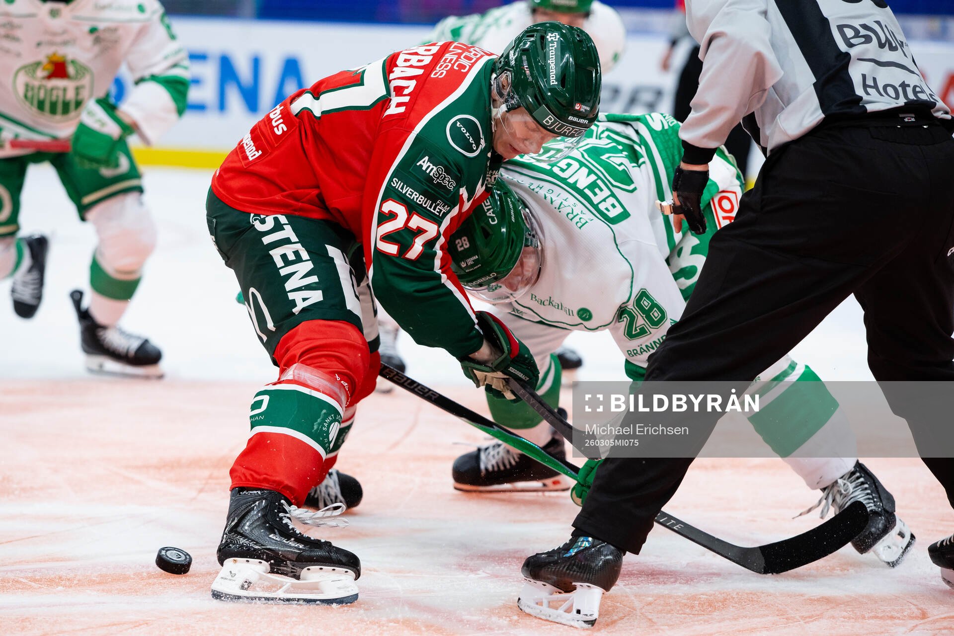 Frölundas Theodor Niederbach tekar mot Rögles Anton