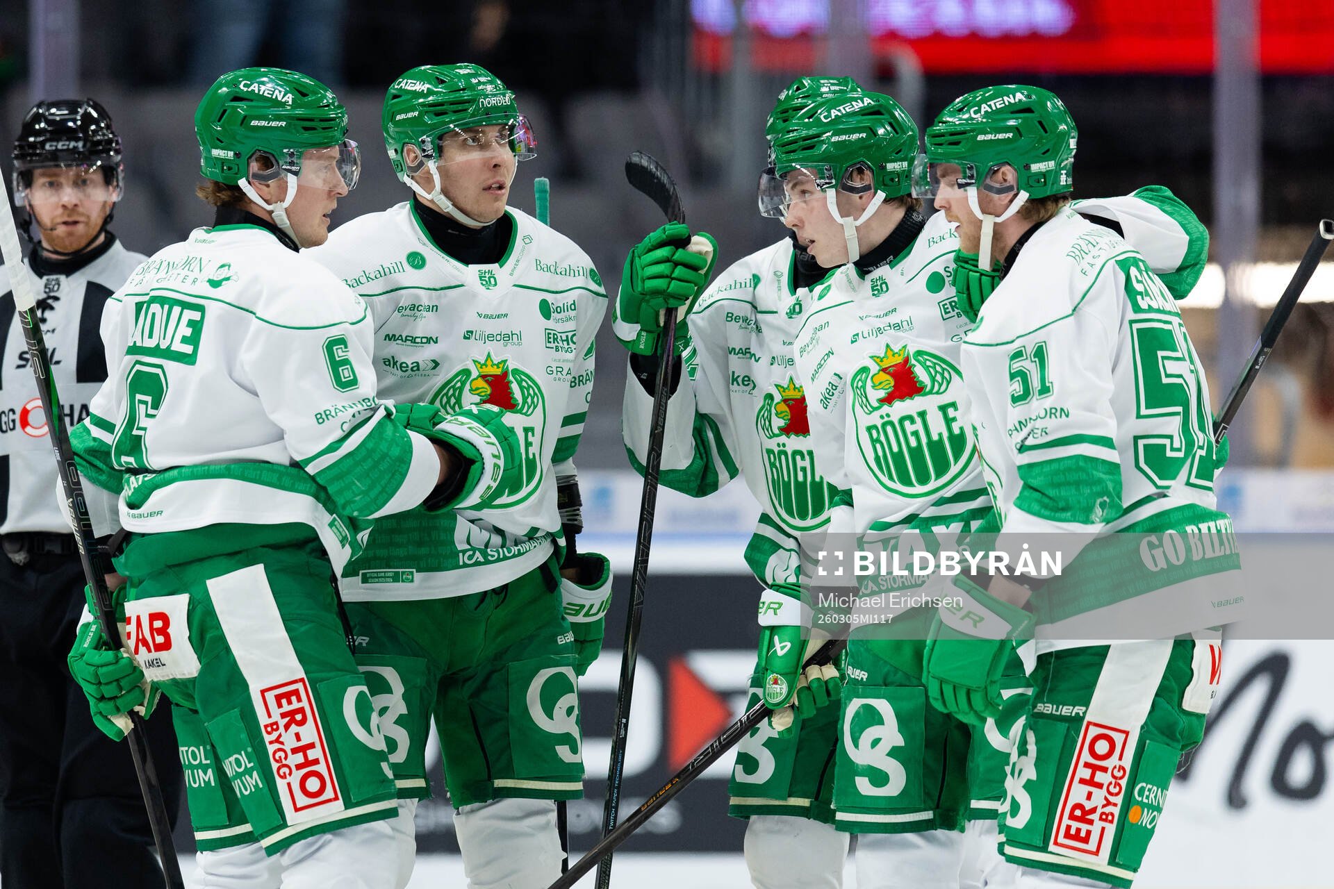Rögles Paul Ladue jublar ihop med Felix Nilsson