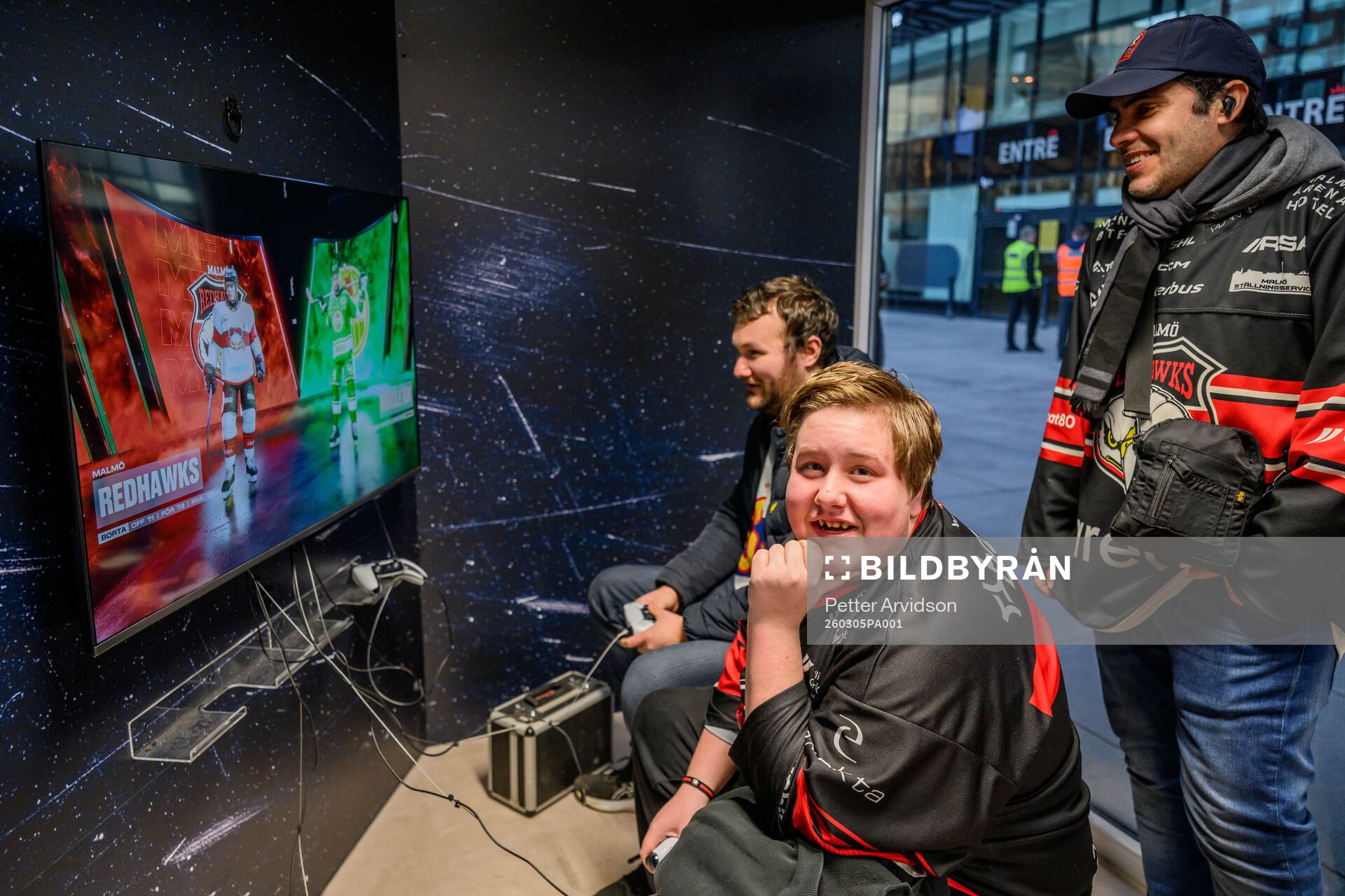 Besökare spelar TV-spel i samband med SHL Impact Tour
