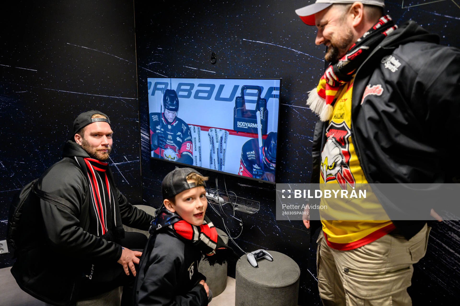 Besökare spelar TV-spel i samband med SHL Impact Tour