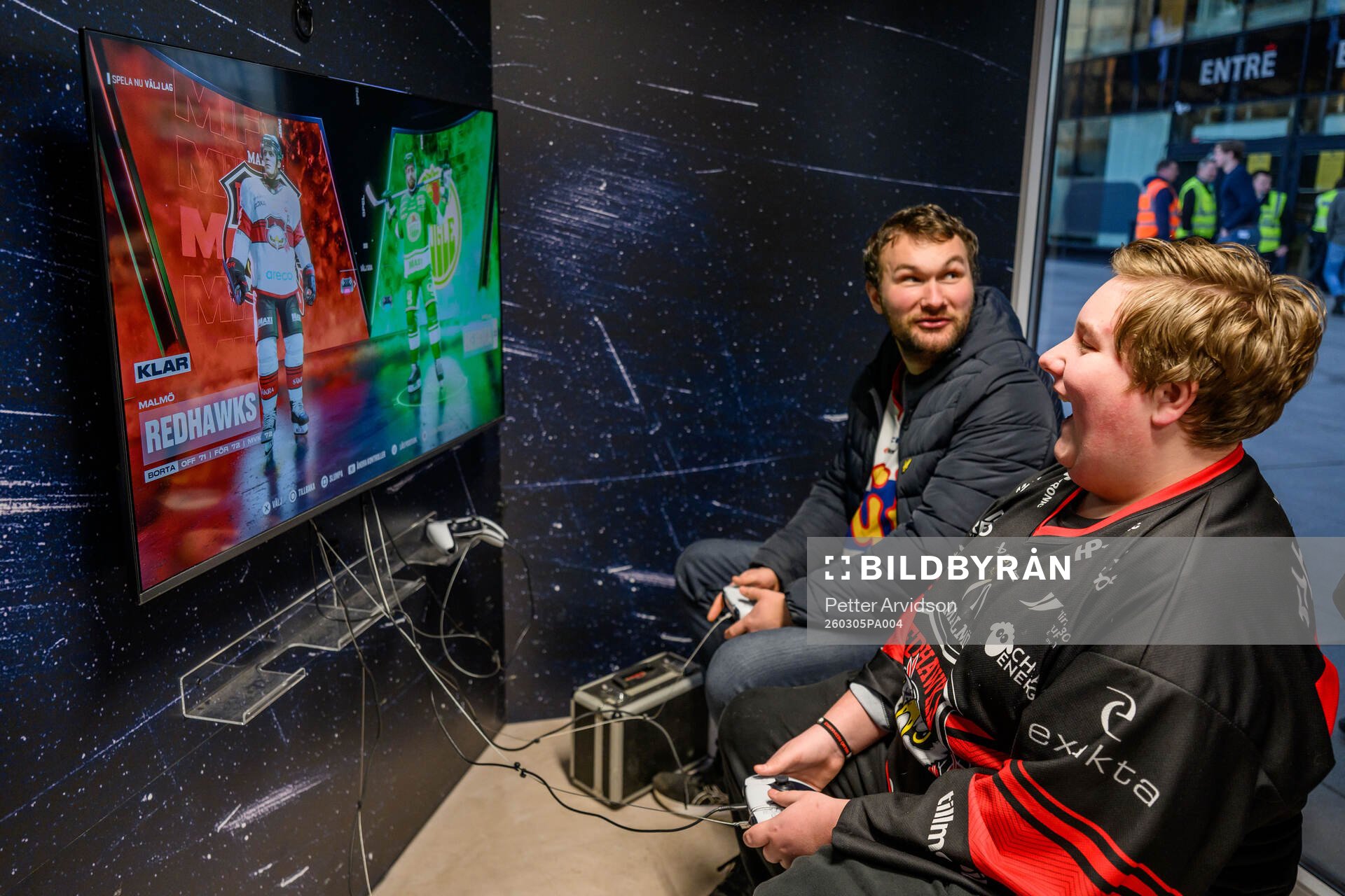 Besökare spelar TV-spel i samband med SHL Impact Tour