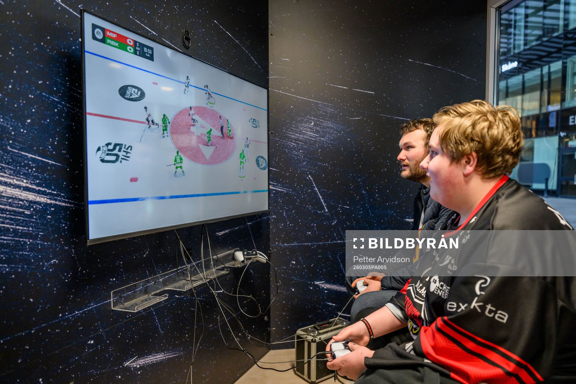 Besökare spelar TV-spel i samband med SHL Impact Tour