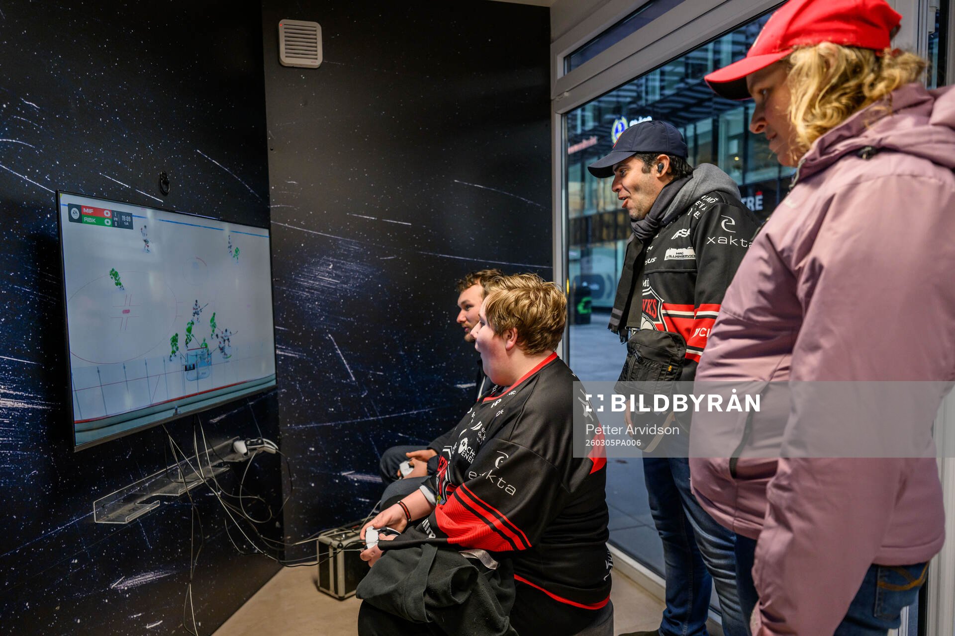 Besökare spelar TV-spel i samband med SHL Impact Tour
