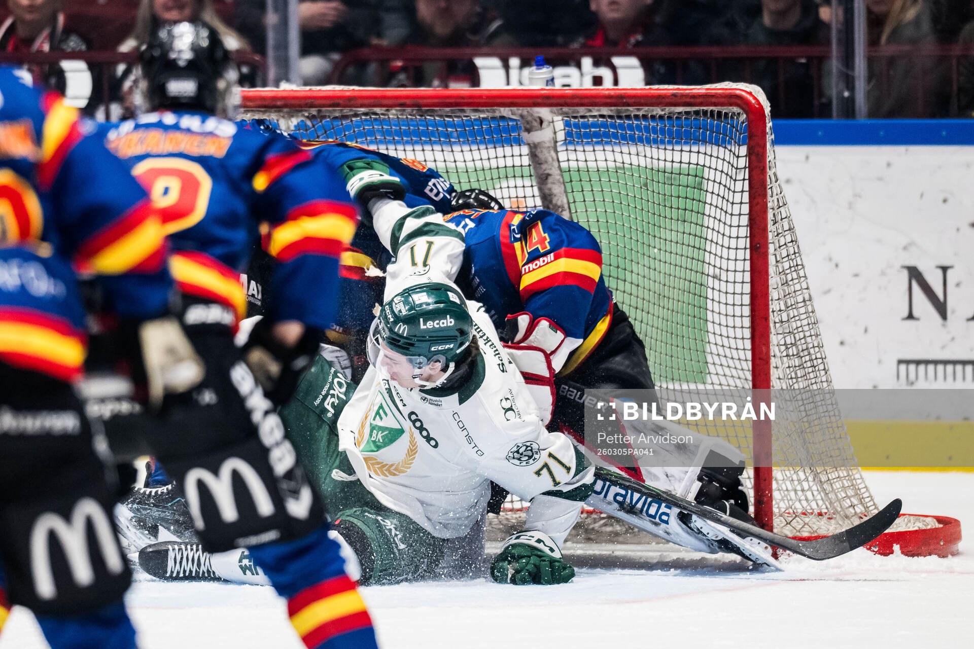 Färjestads Viktor Lodin och Malmö Redhawks målvakt Marek