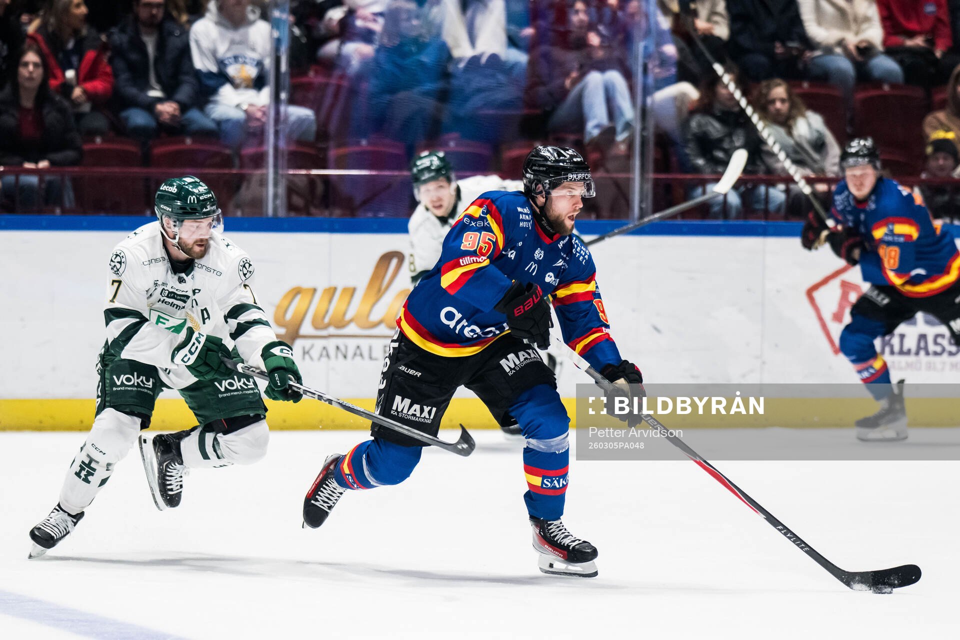 Färjestads Axel Bergkvist och Malmö Redhawks Carl Persson