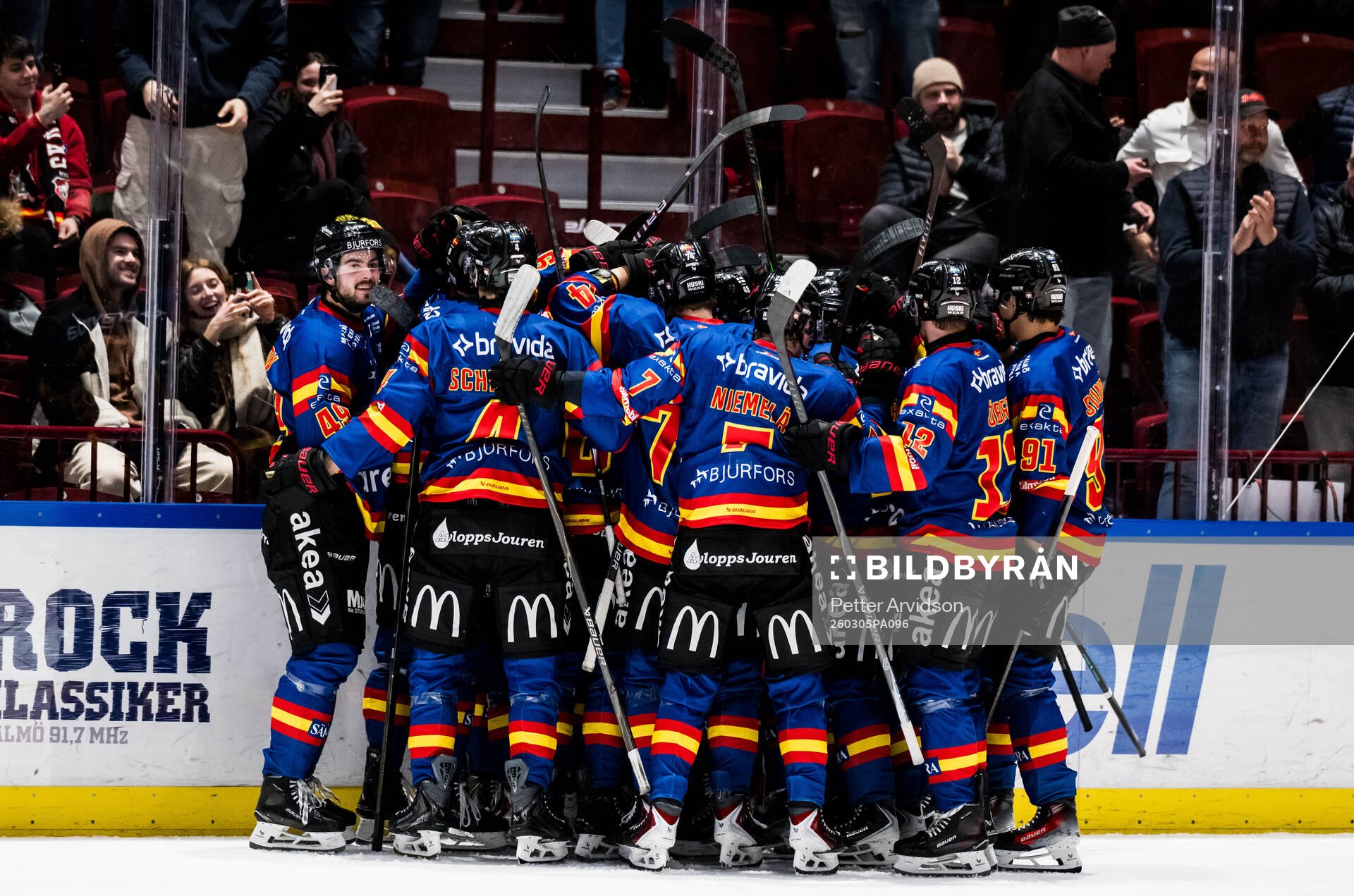 Malmö Redhawks spelare jublar