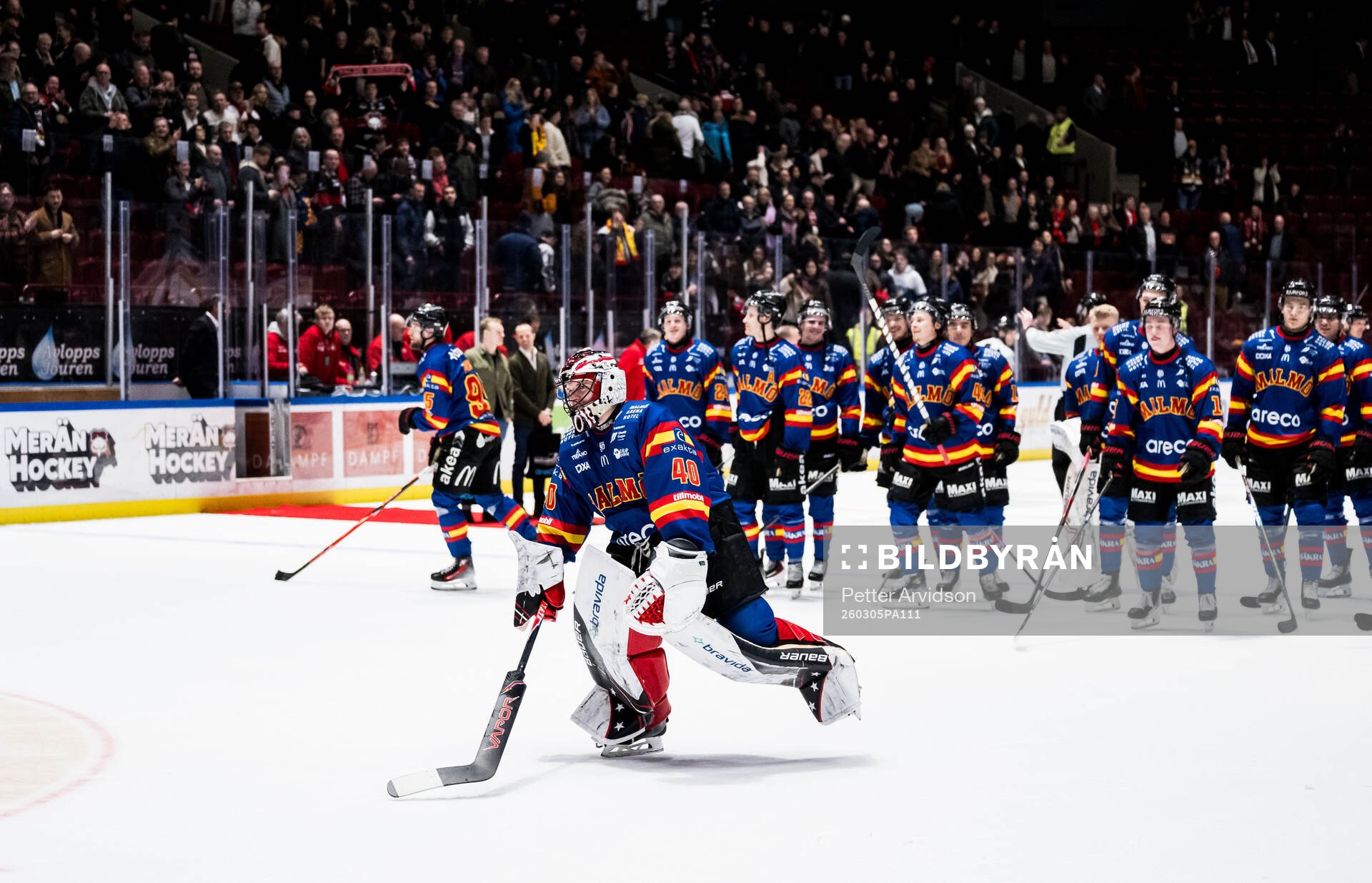 Malmö Redhawks målvakt Oskar Blomgren jublar
