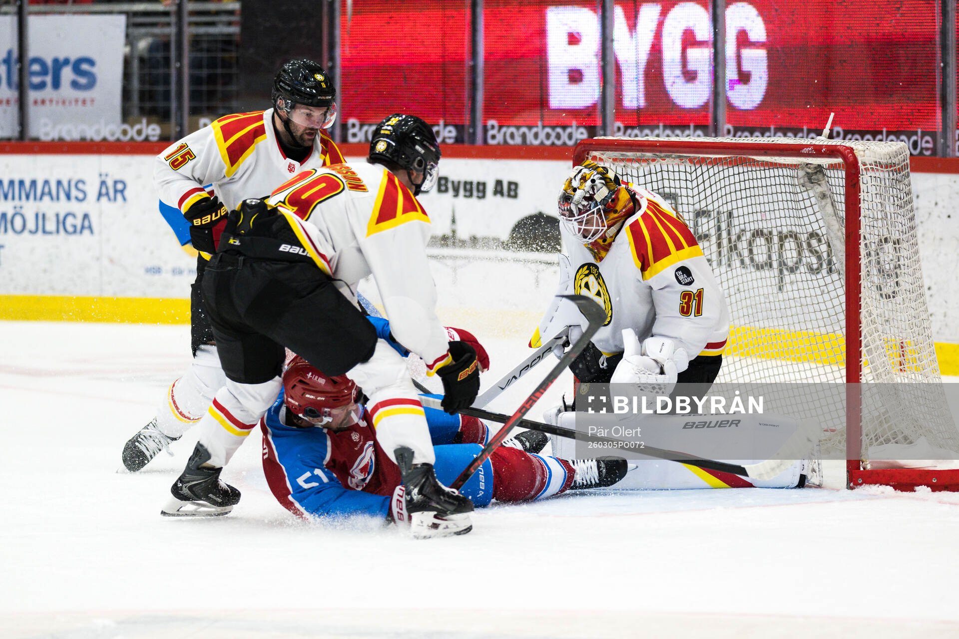 Timrås Anton Lander och Brynäs målvakt Erik Källgren