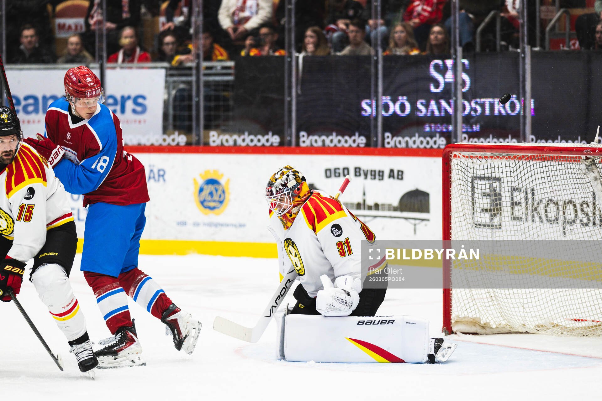 Timrås Eddie Genborg och Brynäs målvakt Erik Källgren