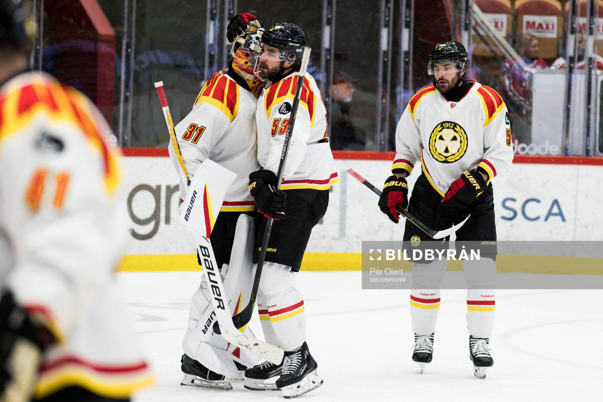 Brynäs målvakt Erik Källgren och Luke Witkowski jublar