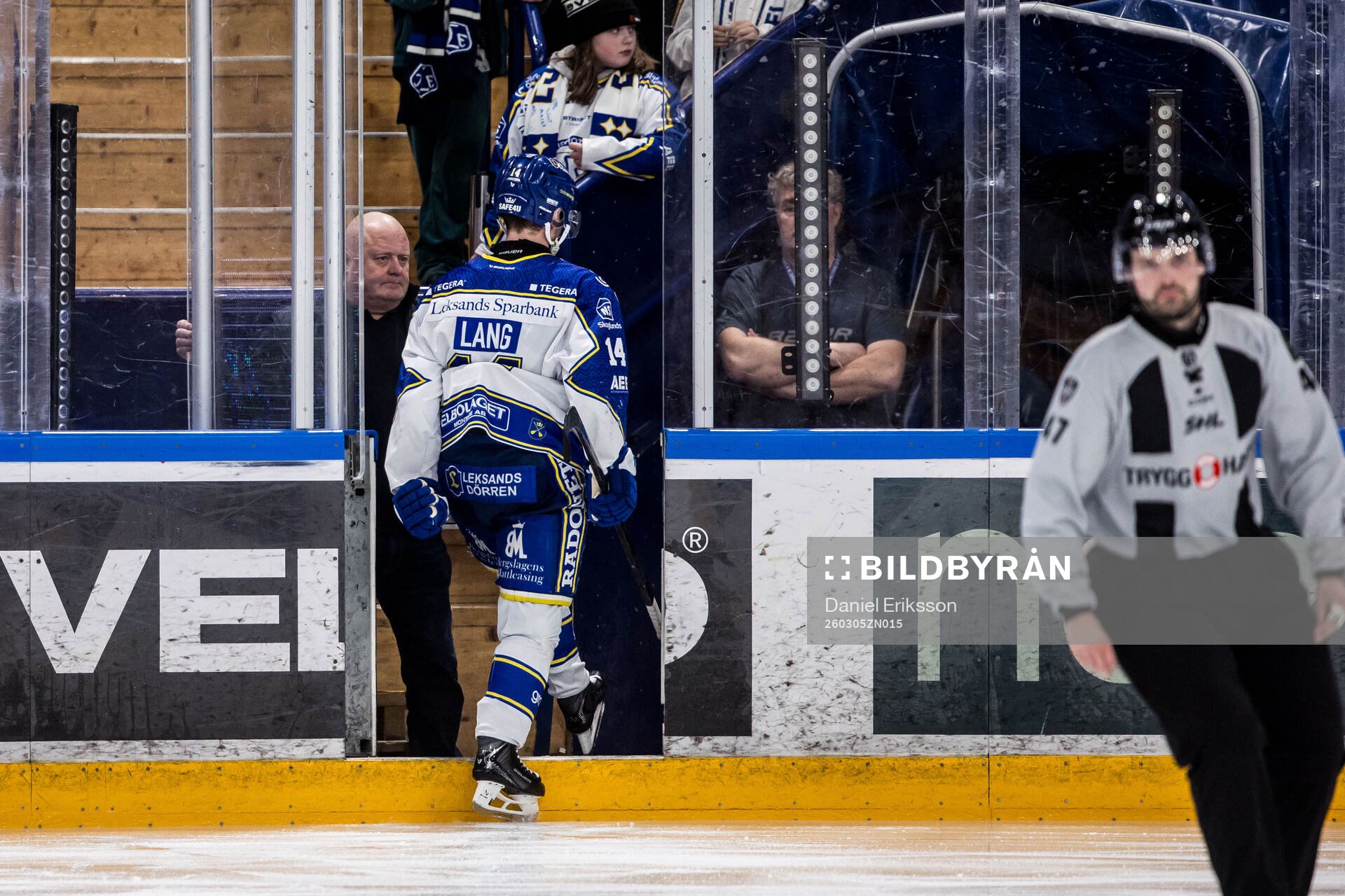 Leksands Oskar Lang lämnar isen
