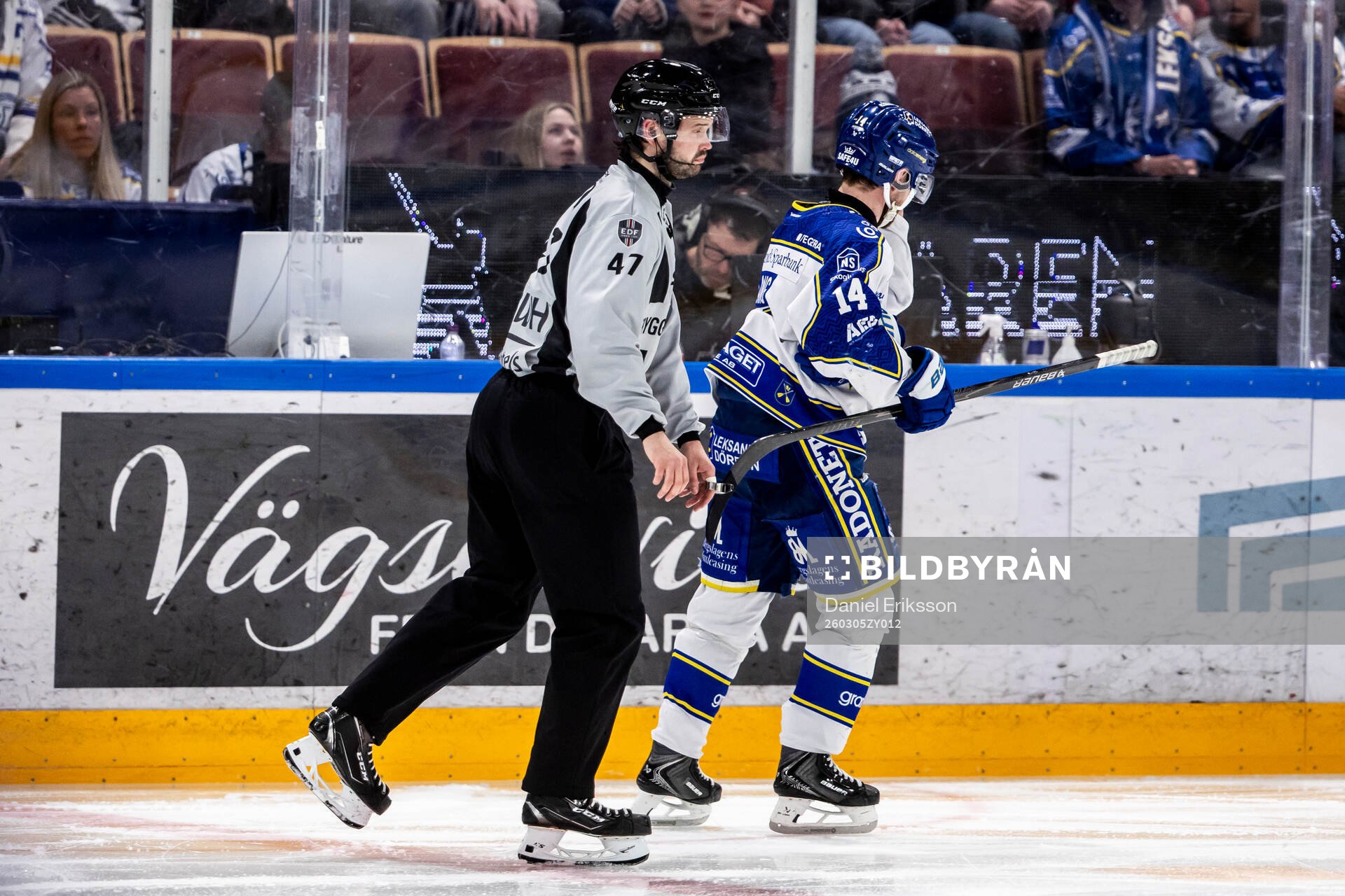 Leksands Oskar Lang lämnar isen