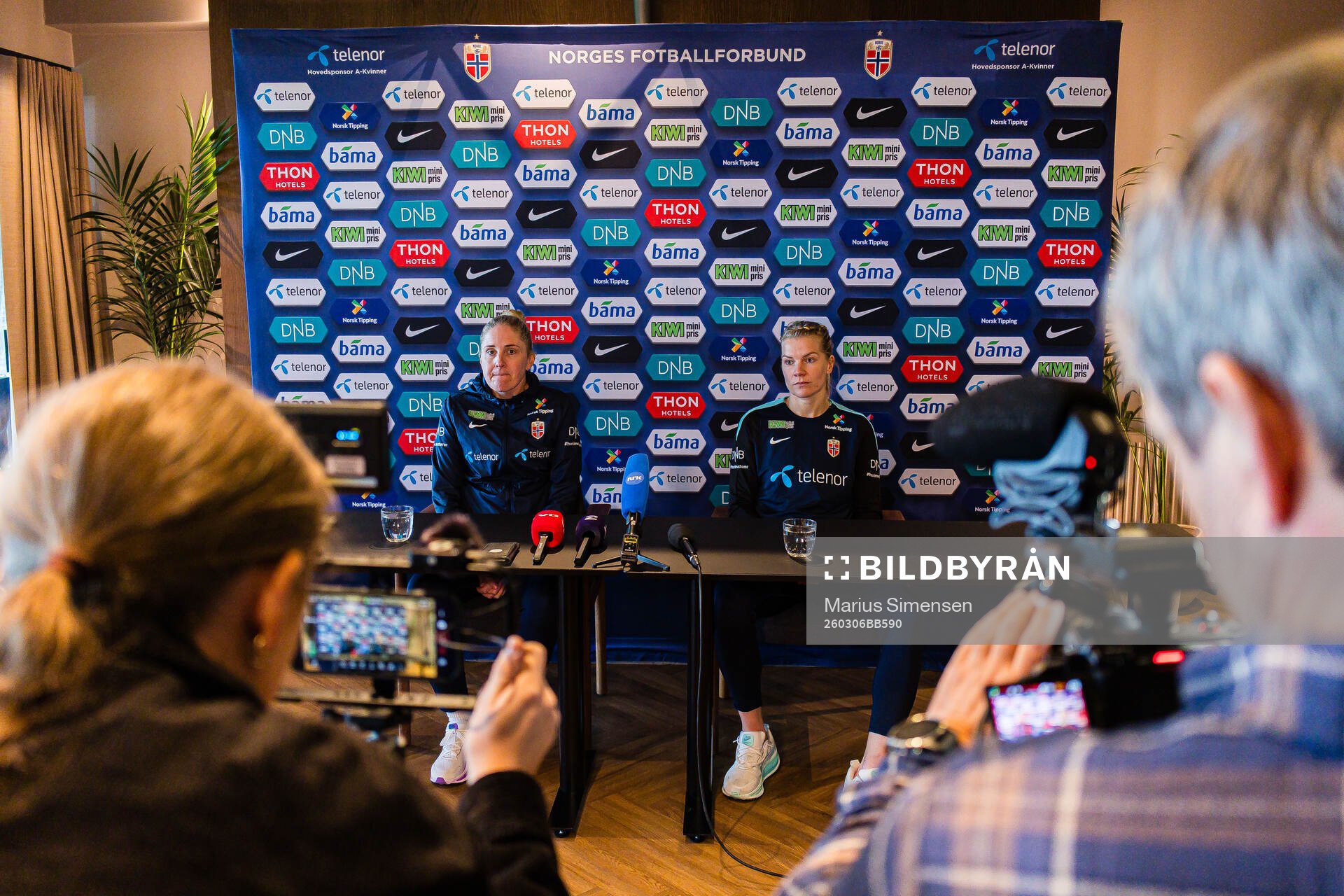 Head coach Gemma Grainger and Ada Hegerberg of the