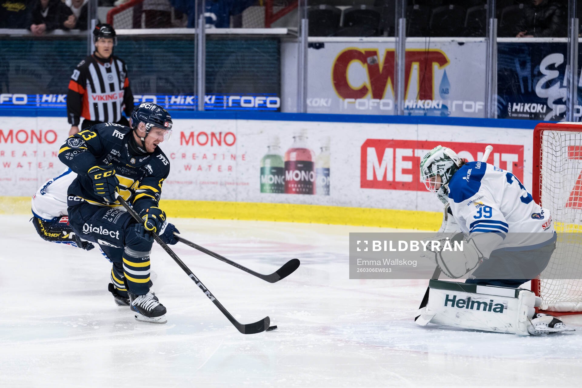 Södertäljes Henrik Eriksson och Karlskogas målvakt Måns