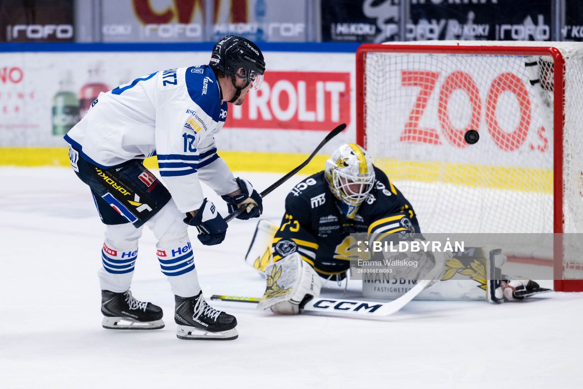 Karlskogas Alexander Ljungkrantz och Södertäljes målvakt