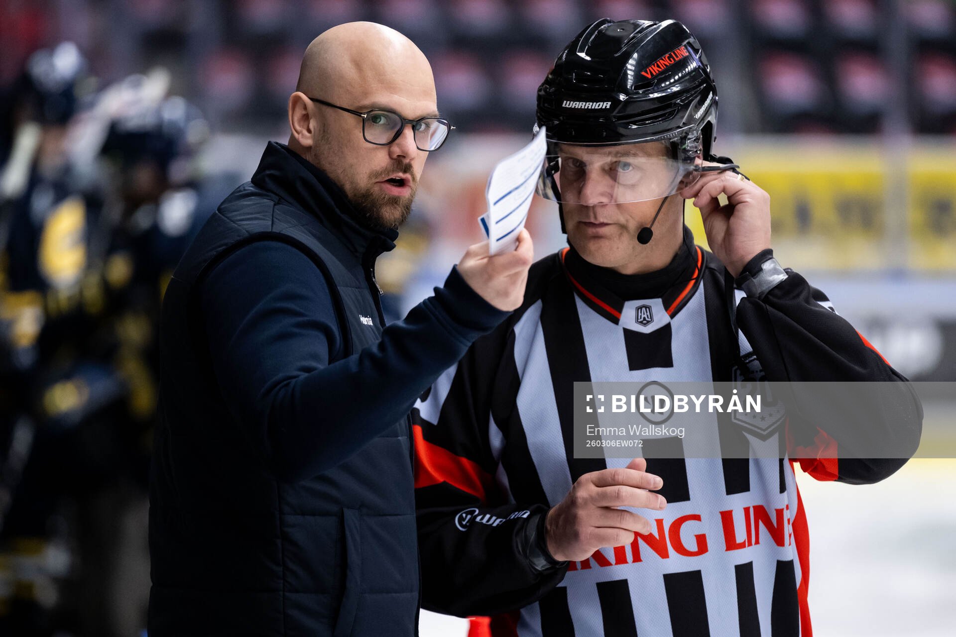 Karlskogas tränare Dennis Hall och domare Mikael Nord
