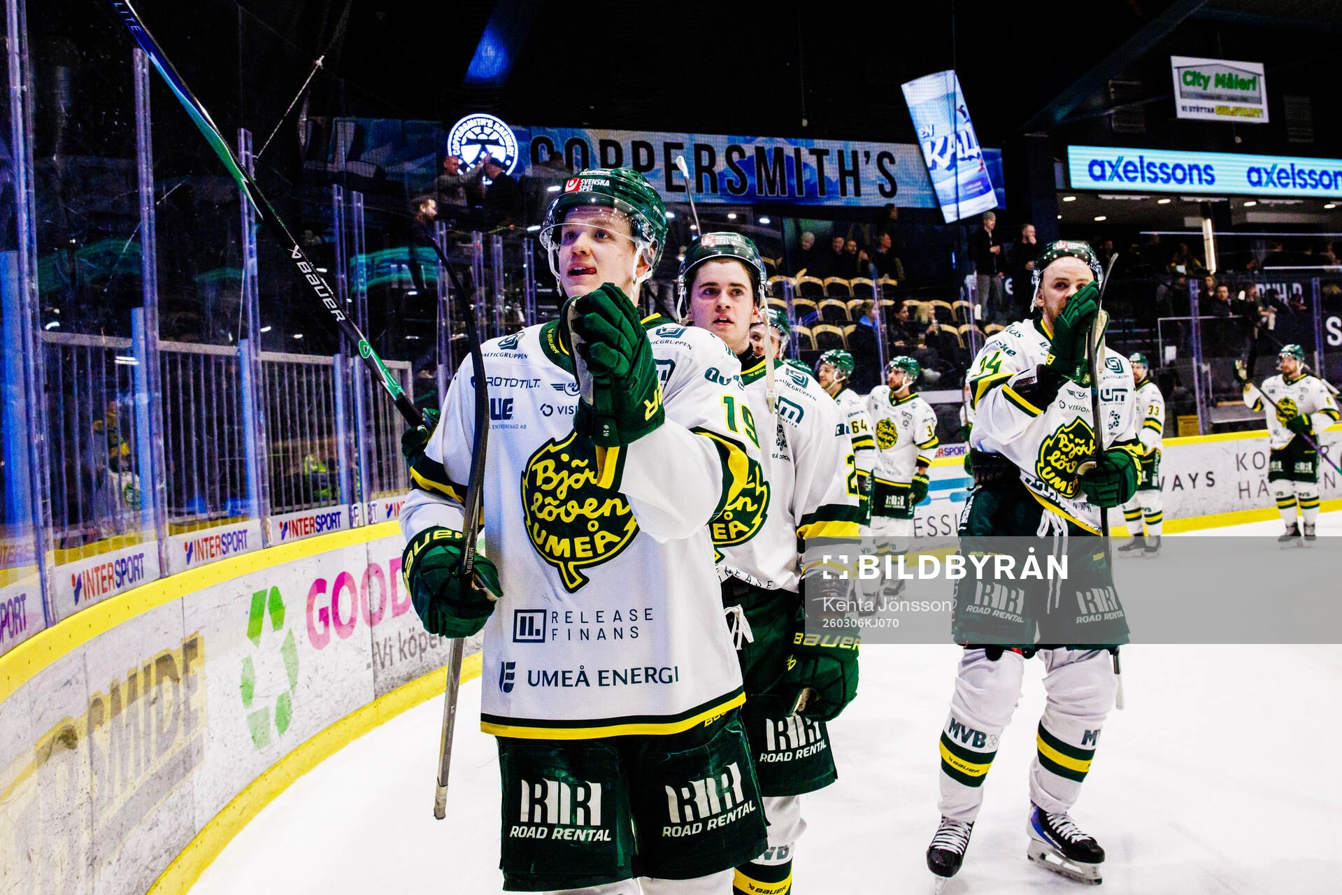 Björklövens Liam Dower Nilsson jublar med lagkamrater