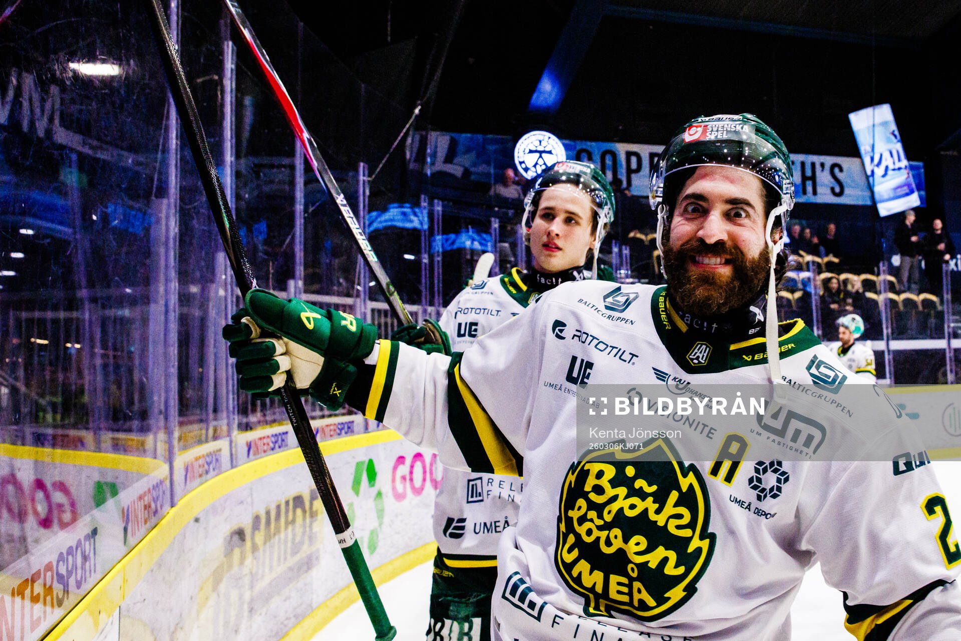 Björklövens Mathew Maione jublar med lagkamrater
