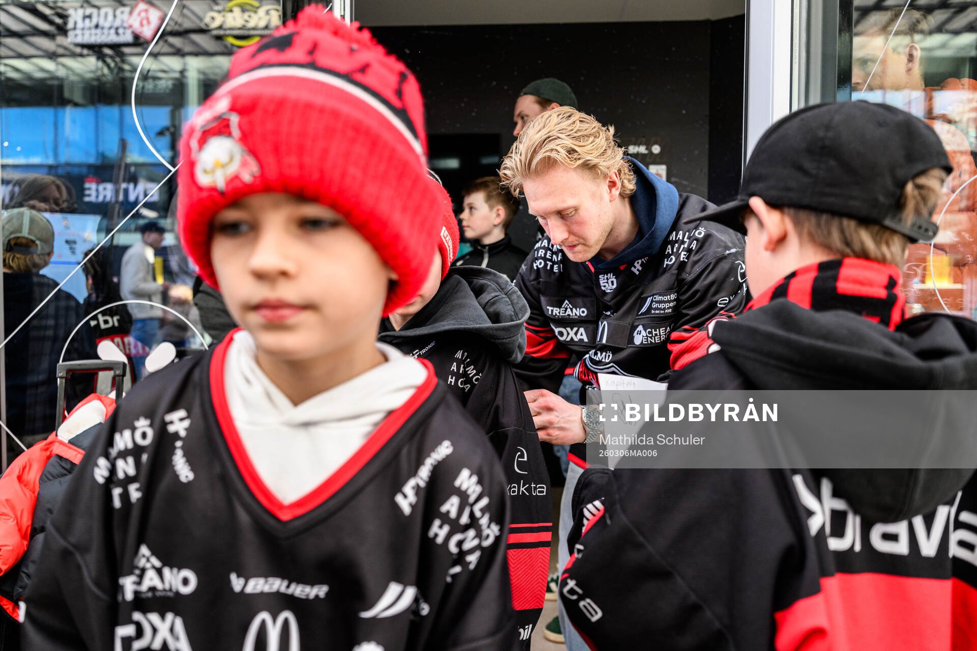 Malmö Redhawks Thomas Berg Paulsen skriver autografer