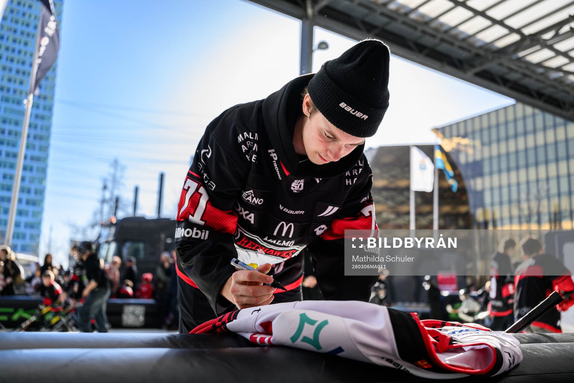 Malmö Redhawks Isac Nilsson skriver autografer