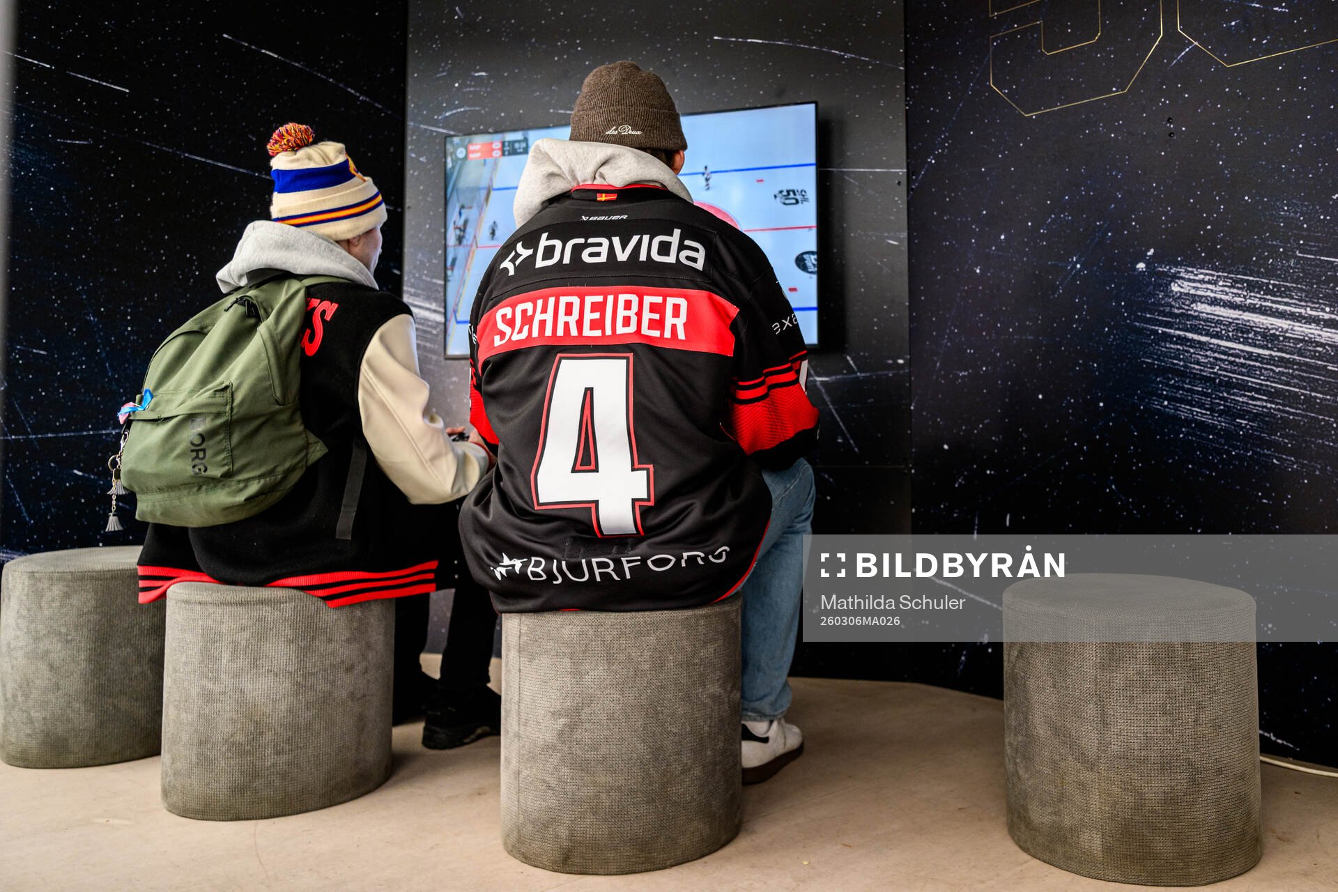 Malmö Redhawks Martin Schreiber spelare med en besökare