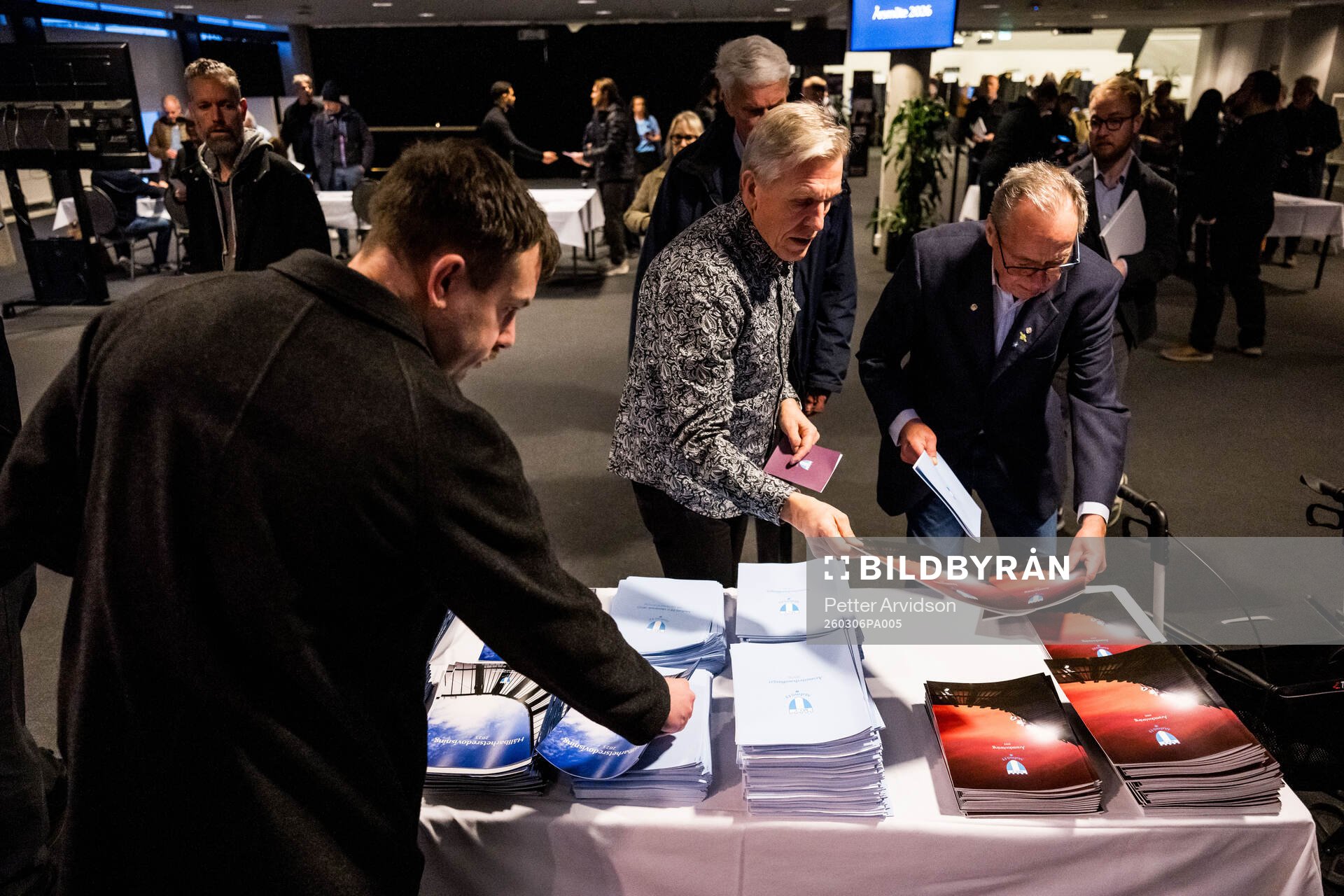 Medlemmar tar årsmöteshandlingar