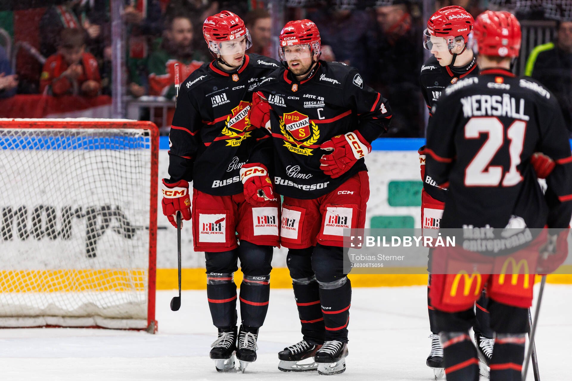 Almtunas Victor Aronsson lämnar planen skadad