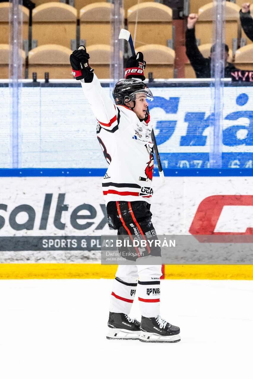 Nybro Vikings Olli Nikupeteri jublar