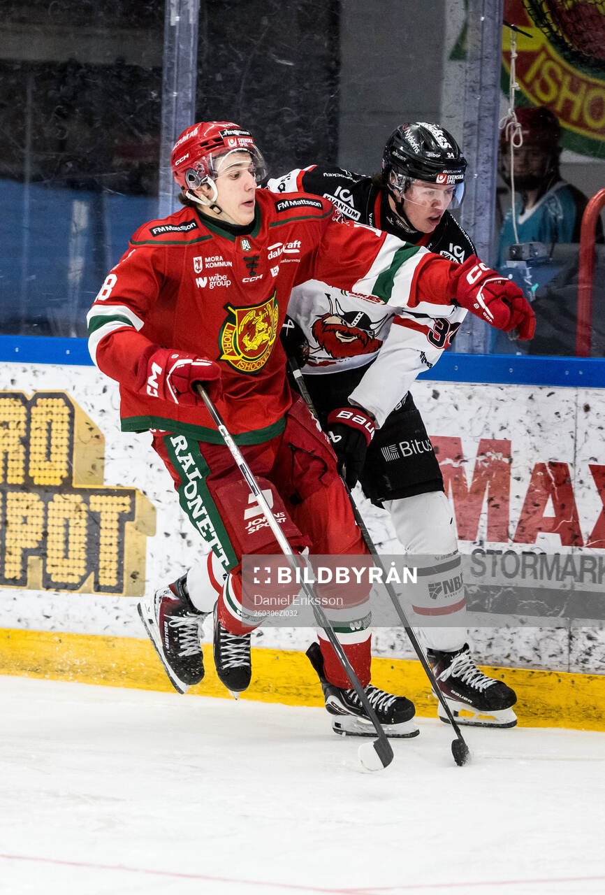 Moras Tim Thomsson och Nybro Vikings Marcus Bergman