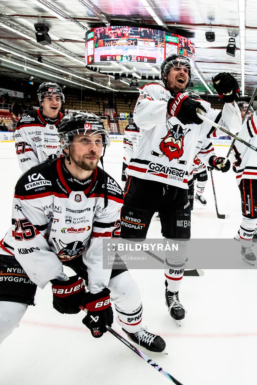 Nybro Vikings spelarna jublar
