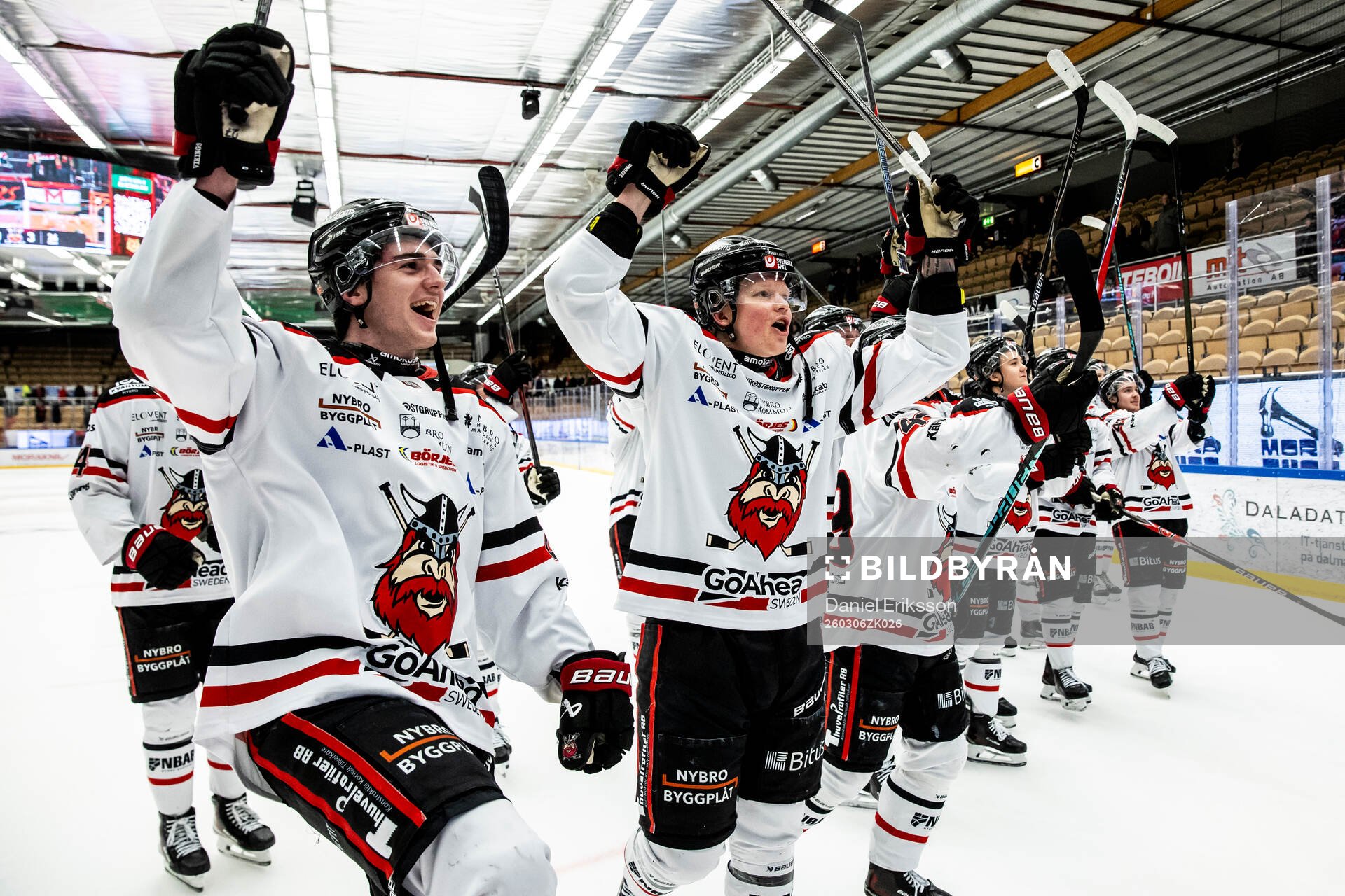 Nybro Vikings spelarna jublar