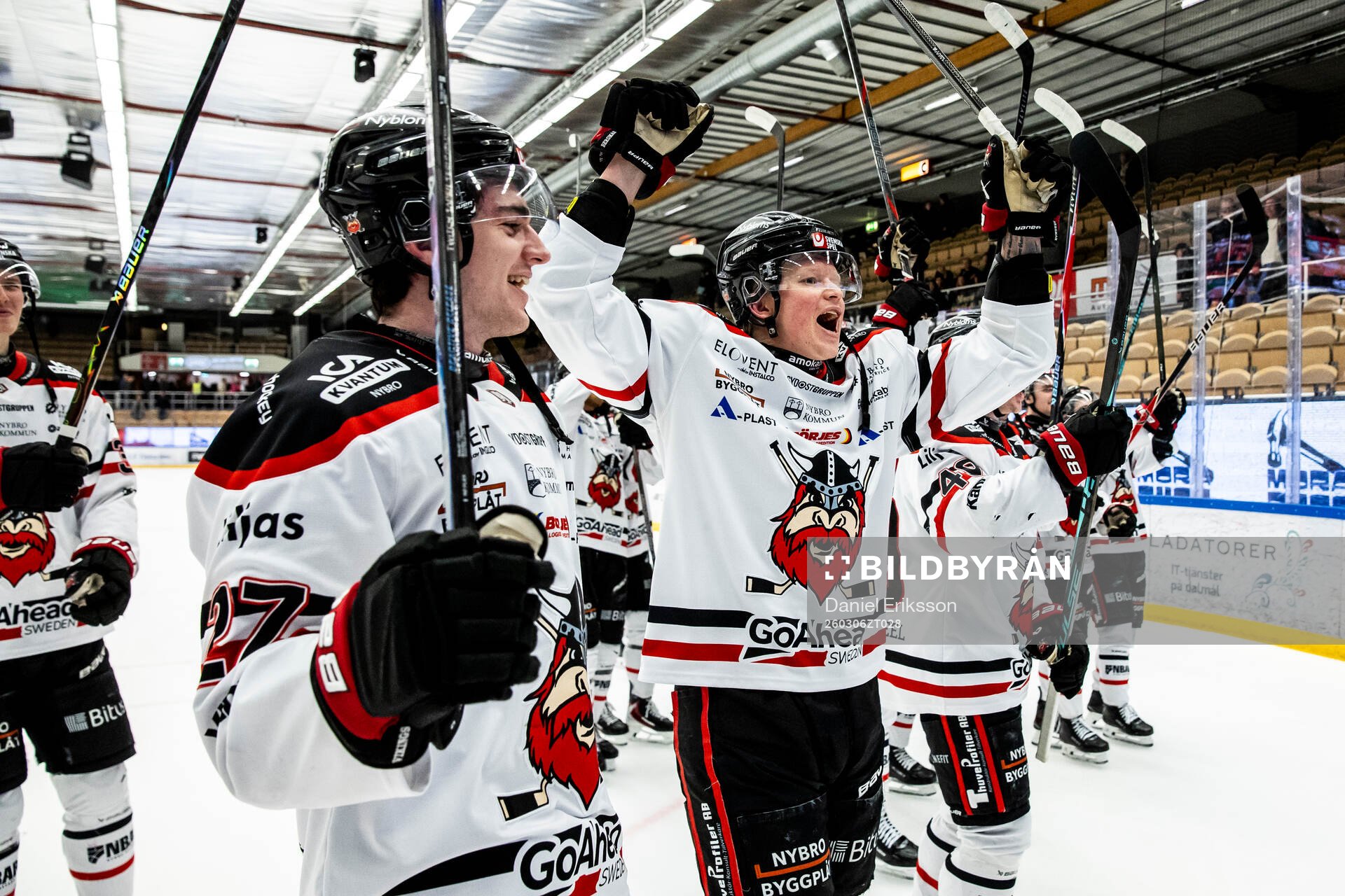 Nybro Vikings spelarna jublar