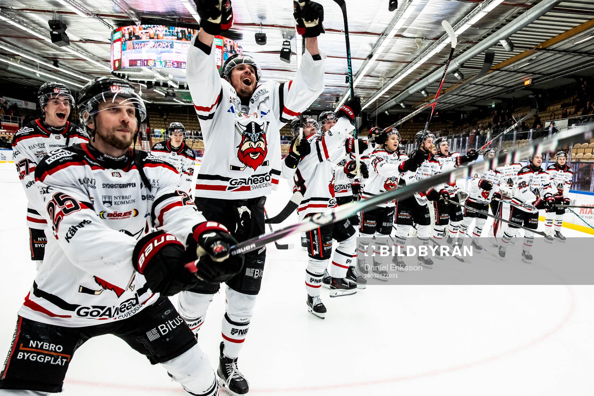 Nybro Vikings spelarna jublar